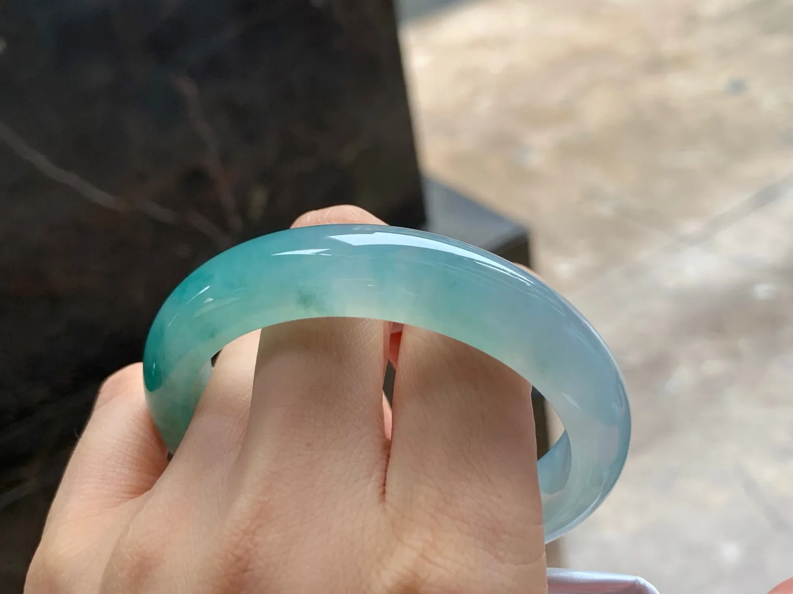 冰晴底飘花手镯
水润55/13/8.7mm