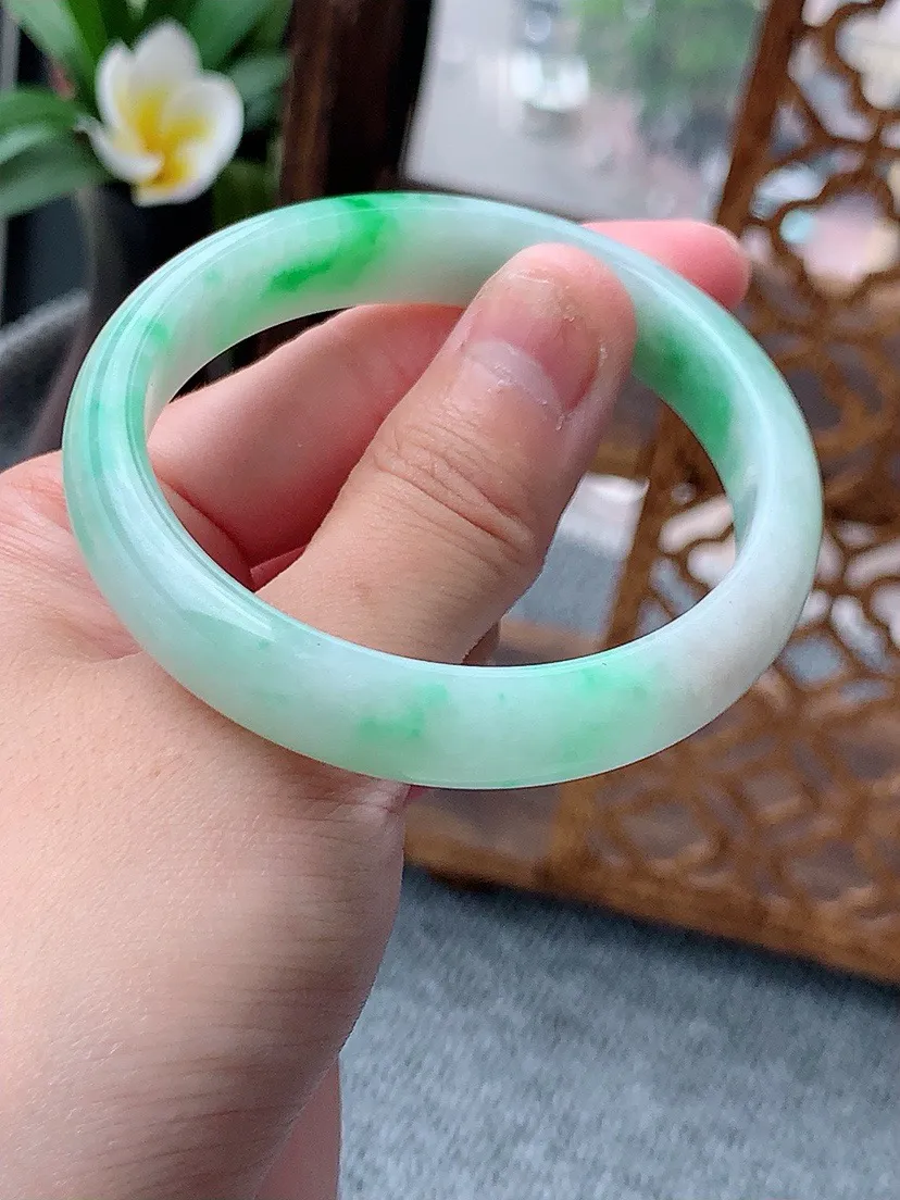a货翡翠老坑飘绿正装正圈手镯51-52小圈口  尺寸51.8×11×6.4mm 重量36.82g 0622