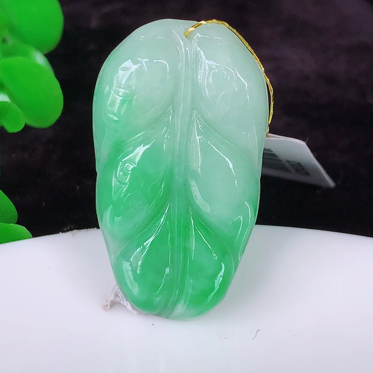 自然光实拍，冰胶飘绿叶子翡翠吊坠 ，种水足，色泽清新，工艺精湛，叶子寓意美好；金枝玉叶，事业有成。#