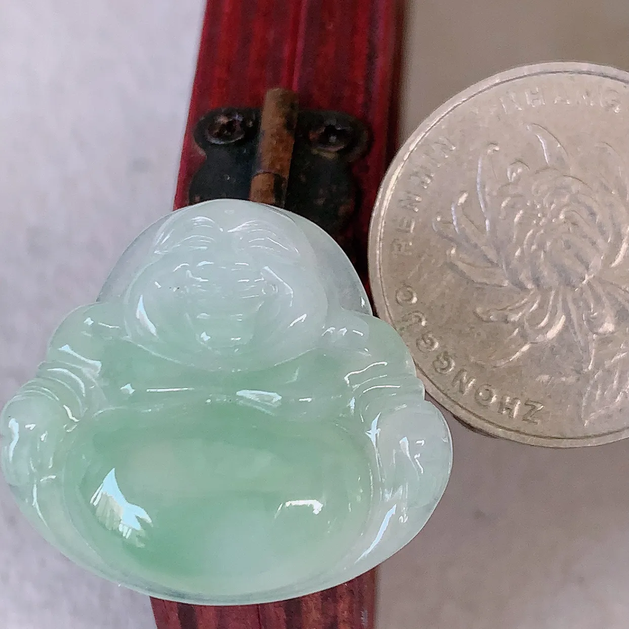 自然光实拍，冰润飘绿佛公吊坠，翡翠开心笑佛，种老水足，颜色漂亮，立体饱满圆润，佩戴效果赞#57.5