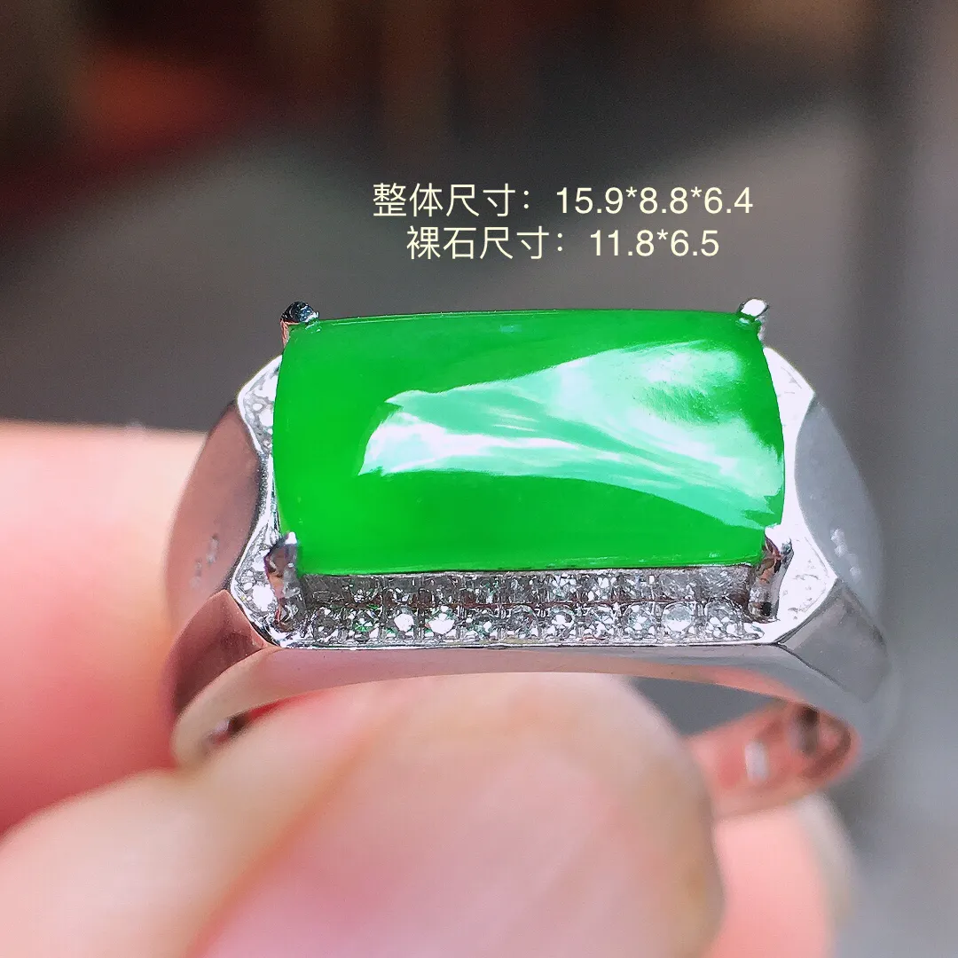 阳绿马鞍戒指，色泽均匀艳丽，玉质细腻，荧光感超
强，饱满圆润，气质满满。18k
金豪华镶嵌
