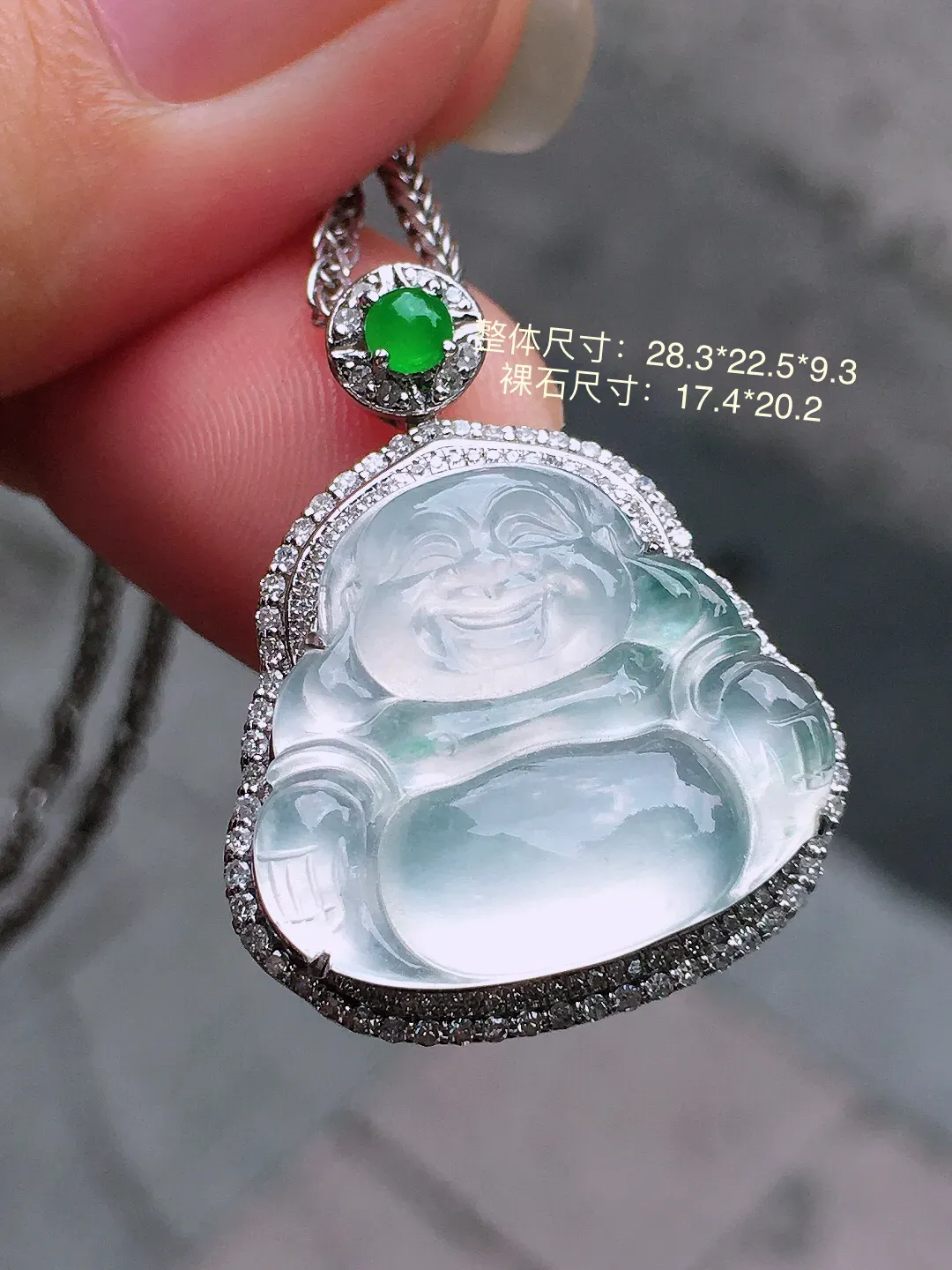 冰种佛公吊坠，玉质细腻，荧光感超
强，饱满圆润，气质满满。18k
金豪华镶嵌