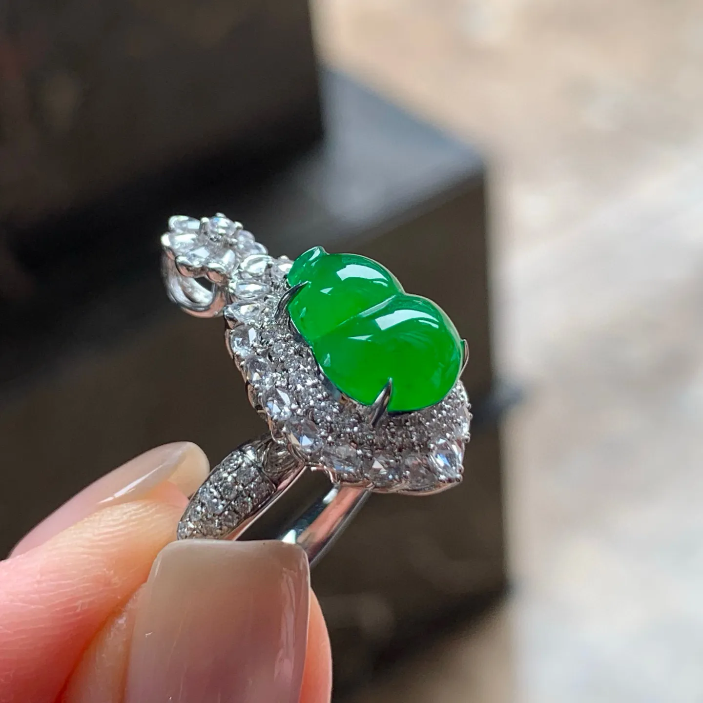 冰种辣绿两用款葫芦
种老 真金镶嵌