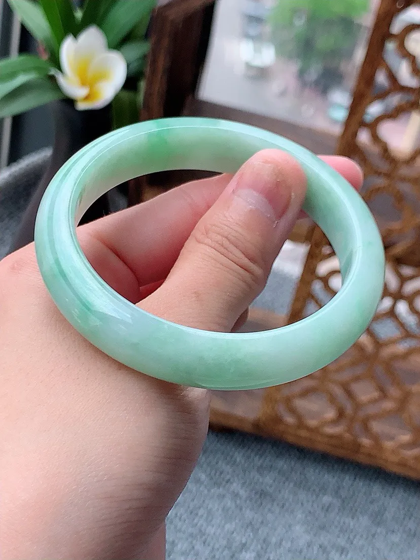 a货翡翠老坑飘绿正装正圈手镯56-57圈口  尺寸56.5×11.8×7.3mm 重量50.30g 0622