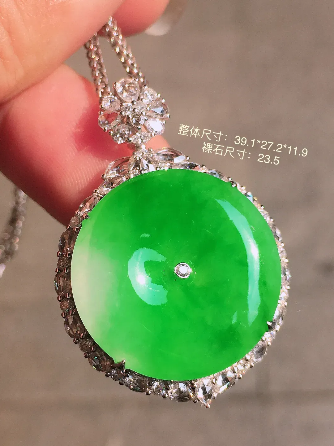 阳绿平安扣吊坠，色泽均匀艳丽，玉质细腻，荧光感超
强，饱满圆润，气质满满。18k
金豪华镶嵌