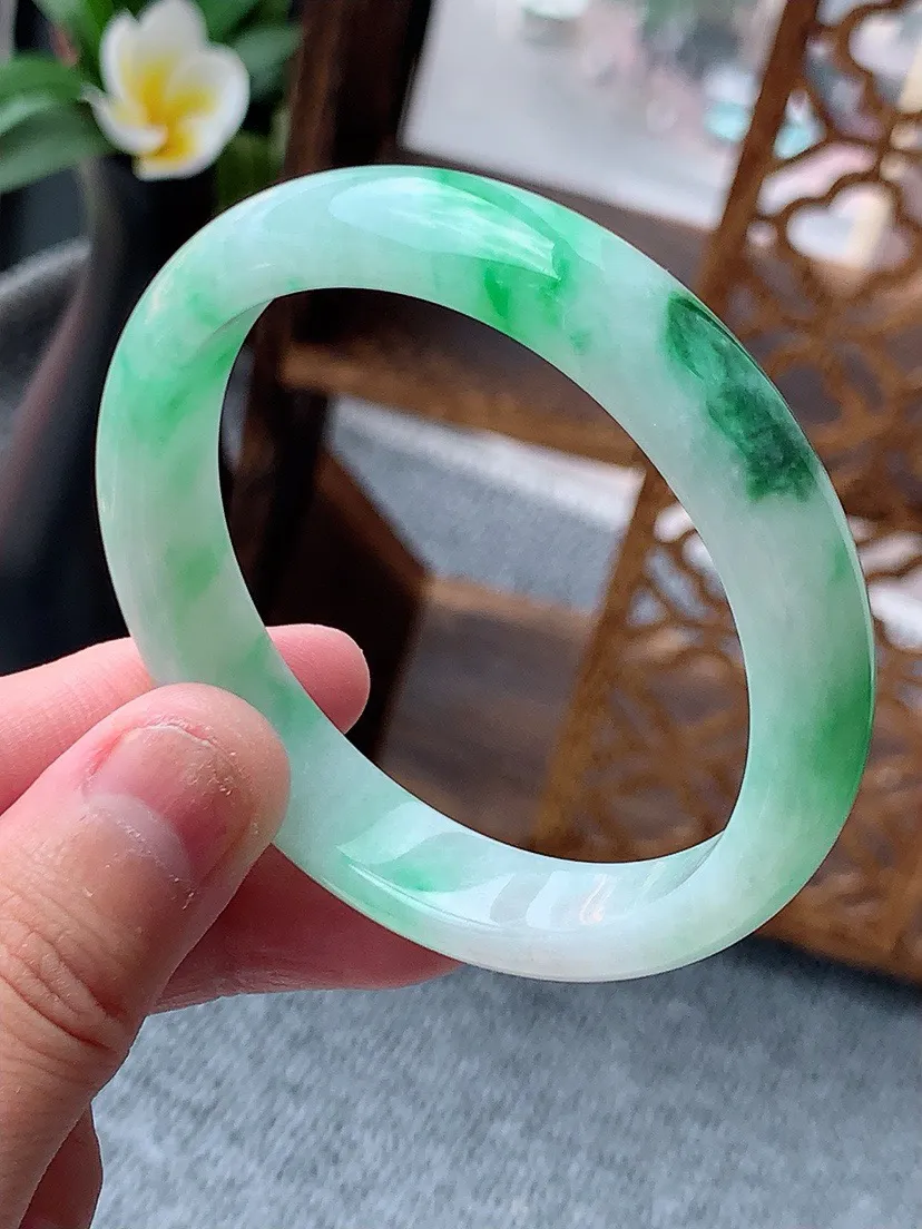 a货翡翠老坑飘绿正装正圈手镯51-52小圈口  尺寸51.8×11×6.4mm 重量36.82g 0