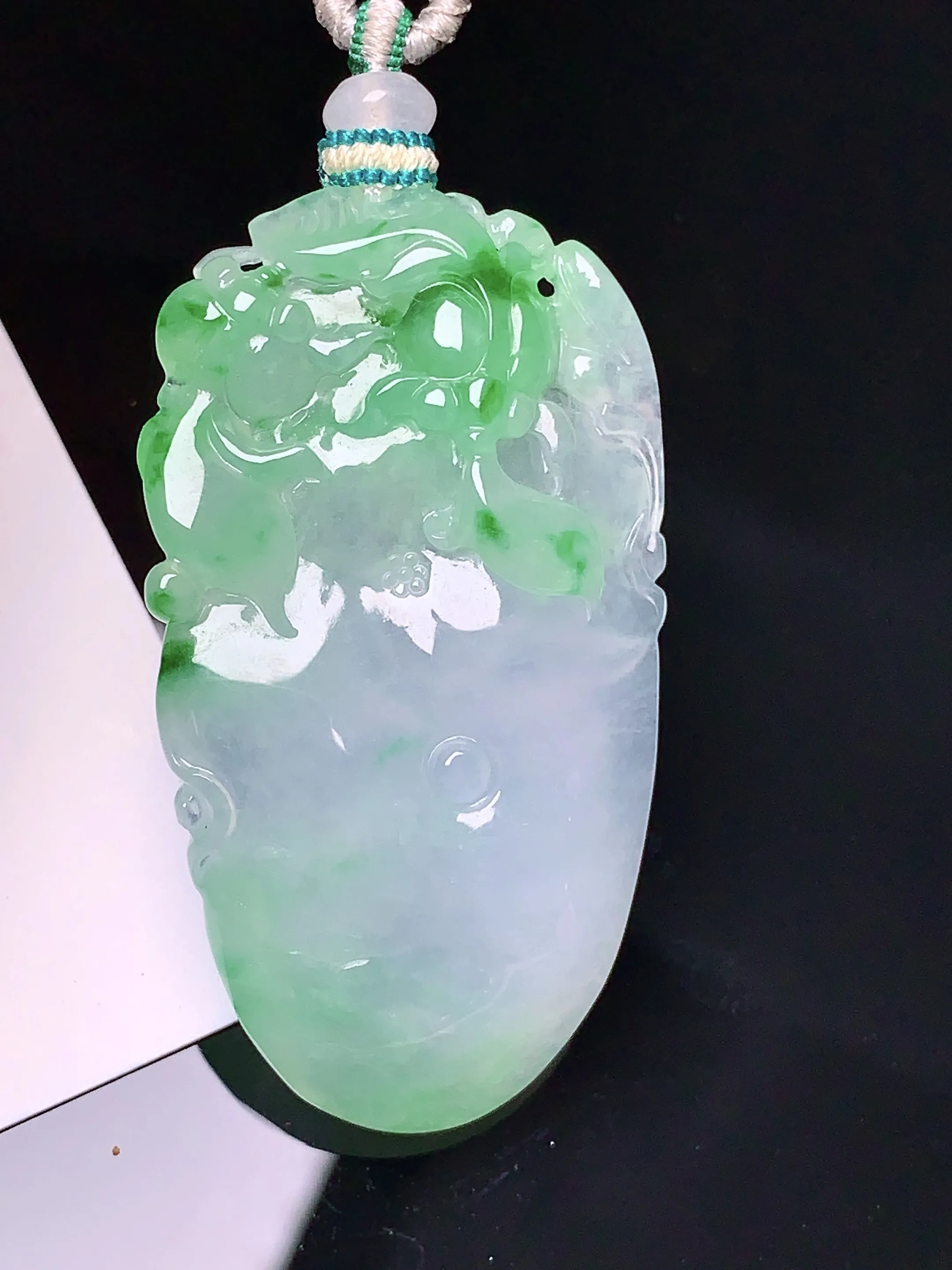 飘绿荷花吊坠 玉质细腻 色泽艳丽 整体尺寸45.8*25.6*7.7