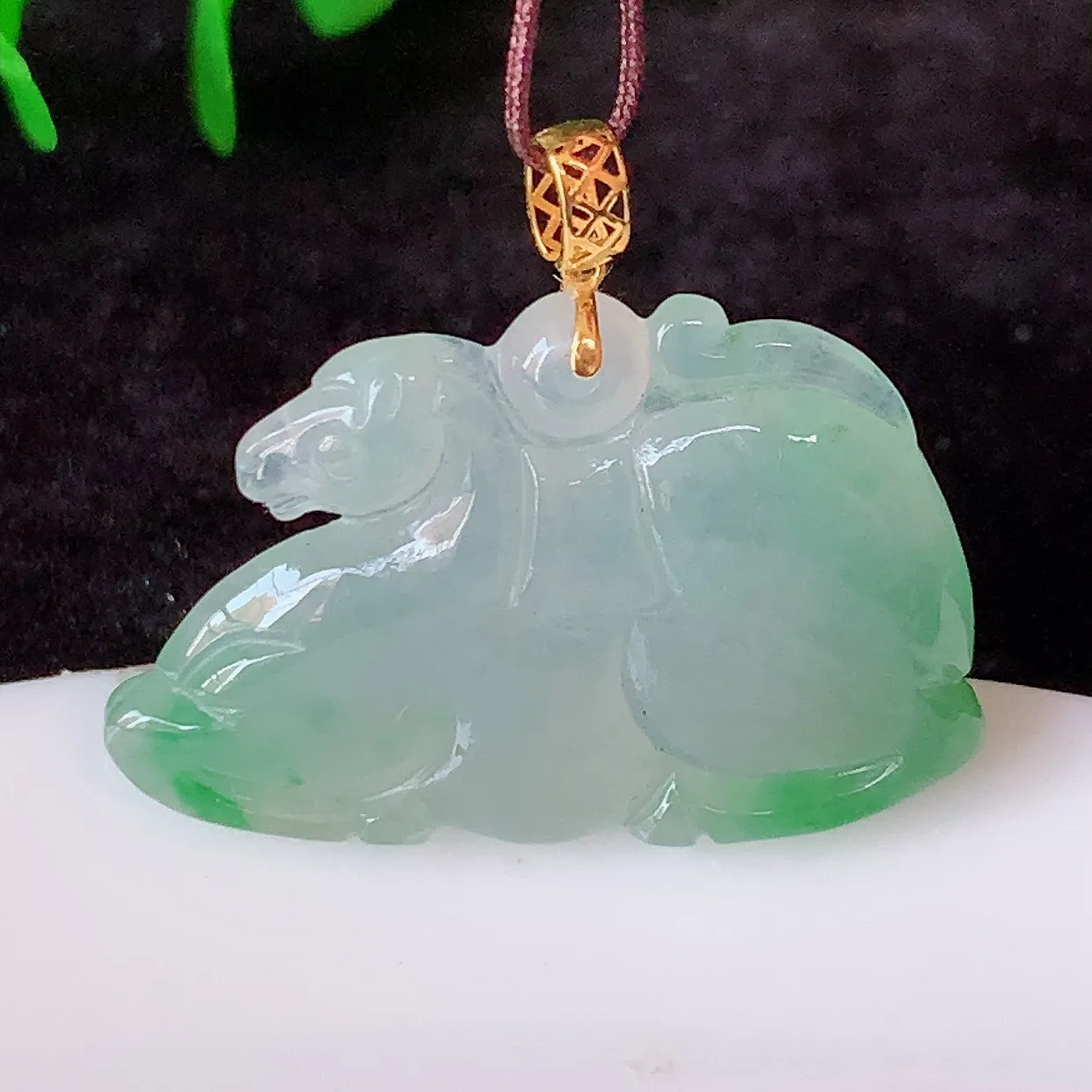 18k金镶嵌冰种飘花生肖马翡翠吊坠，沁人心脾，精致典雅的设计，为佩戴者，增添色彩，送礼自留都是佳品选择！#1.5