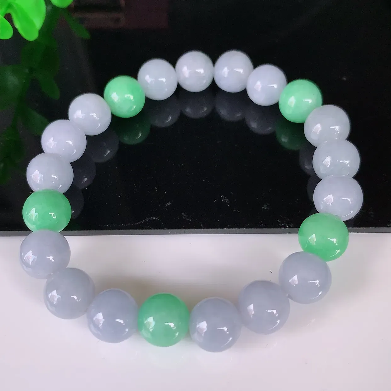 自然光实拍，冰润春带彩翡翠手串手链，种老水足，冰清玉润  颜色漂亮  #46.5取一尺寸9