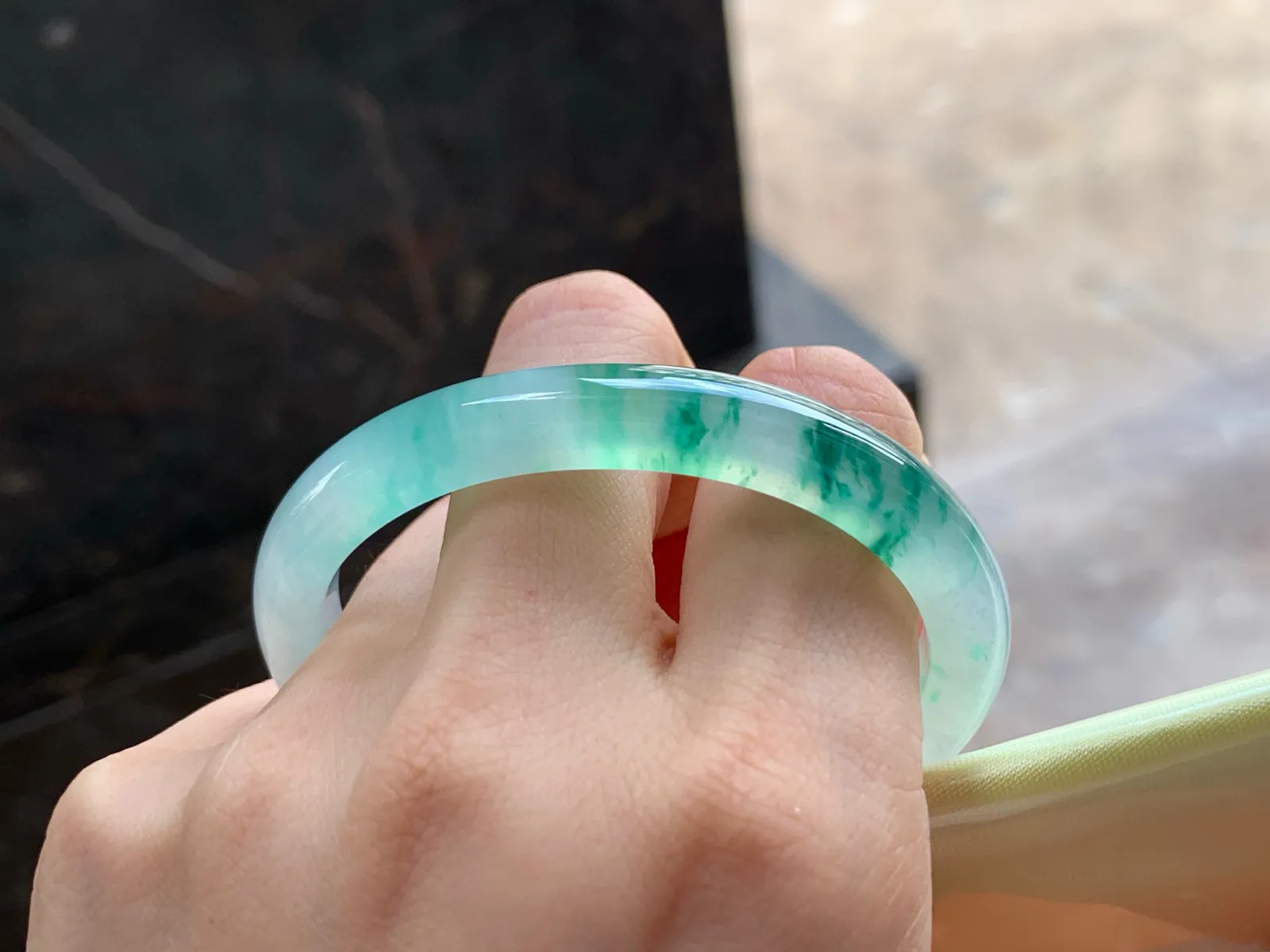 冰种阳绿贵妃镯
种老53/8.2/7.3mm