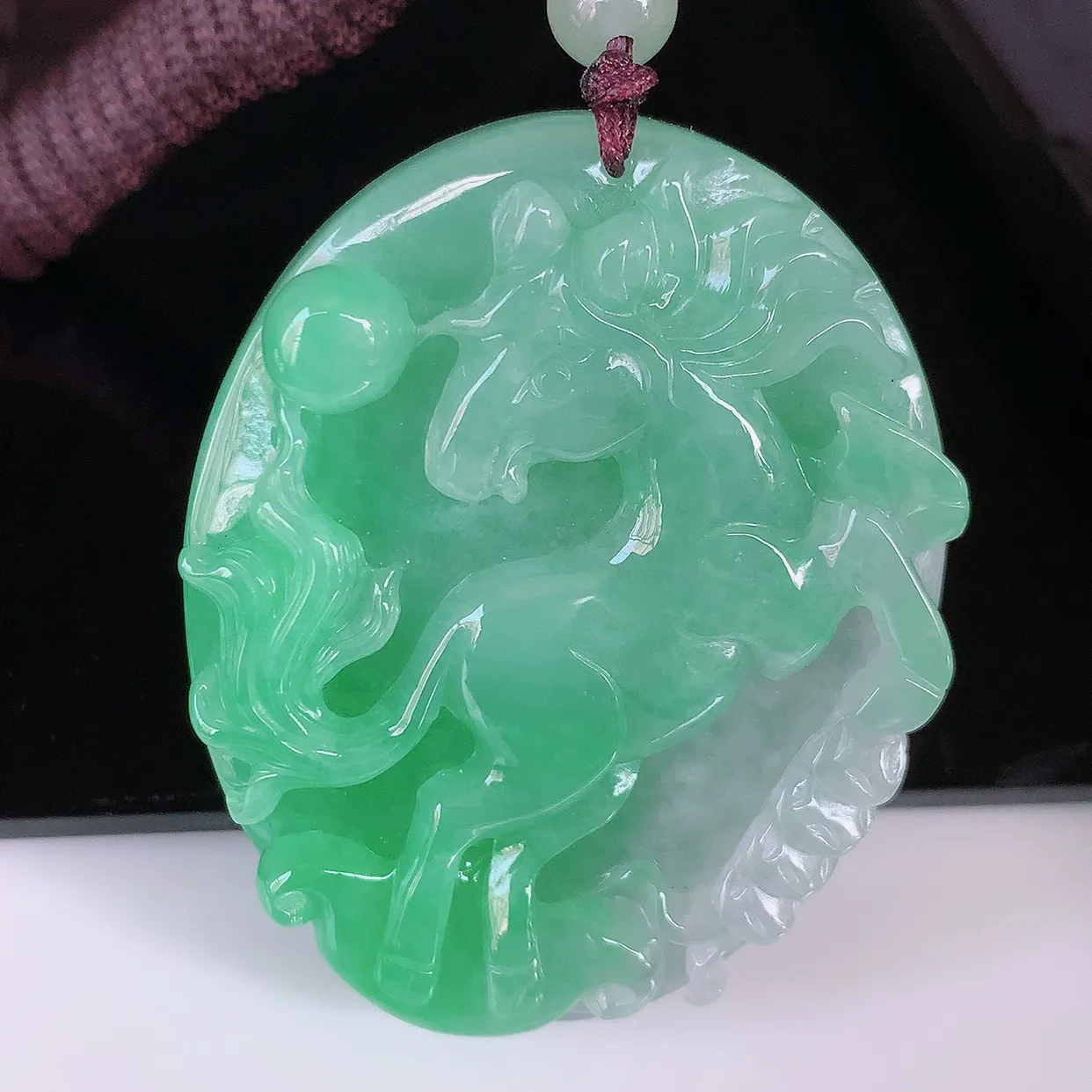 自然光实拍，冰润满绿翡翠生肖马上有钱吊坠，种老水足，雕工精湛 ，寓意美好，佩戴时尚出众！#46.5