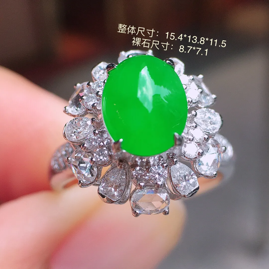 阳绿蛋面戒指，色泽均匀艳丽，玉质细腻，荧光感超
强，饱满圆润，气质满满。18k
金豪华镶嵌