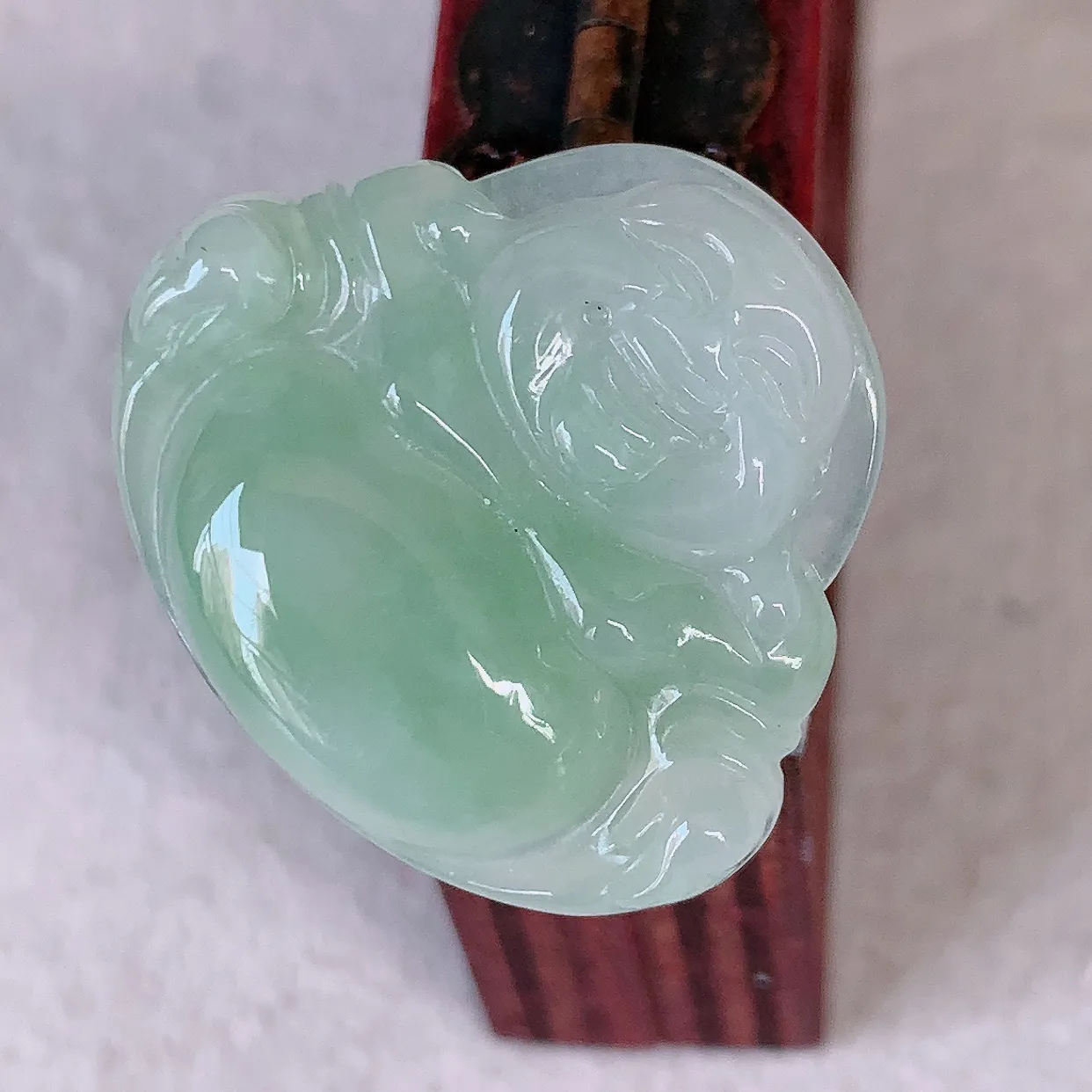 自然光实拍，冰润飘绿佛公吊坠，翡翠开心笑佛，种老水足，颜色漂亮，立体饱满圆润，佩戴效果赞#57.5