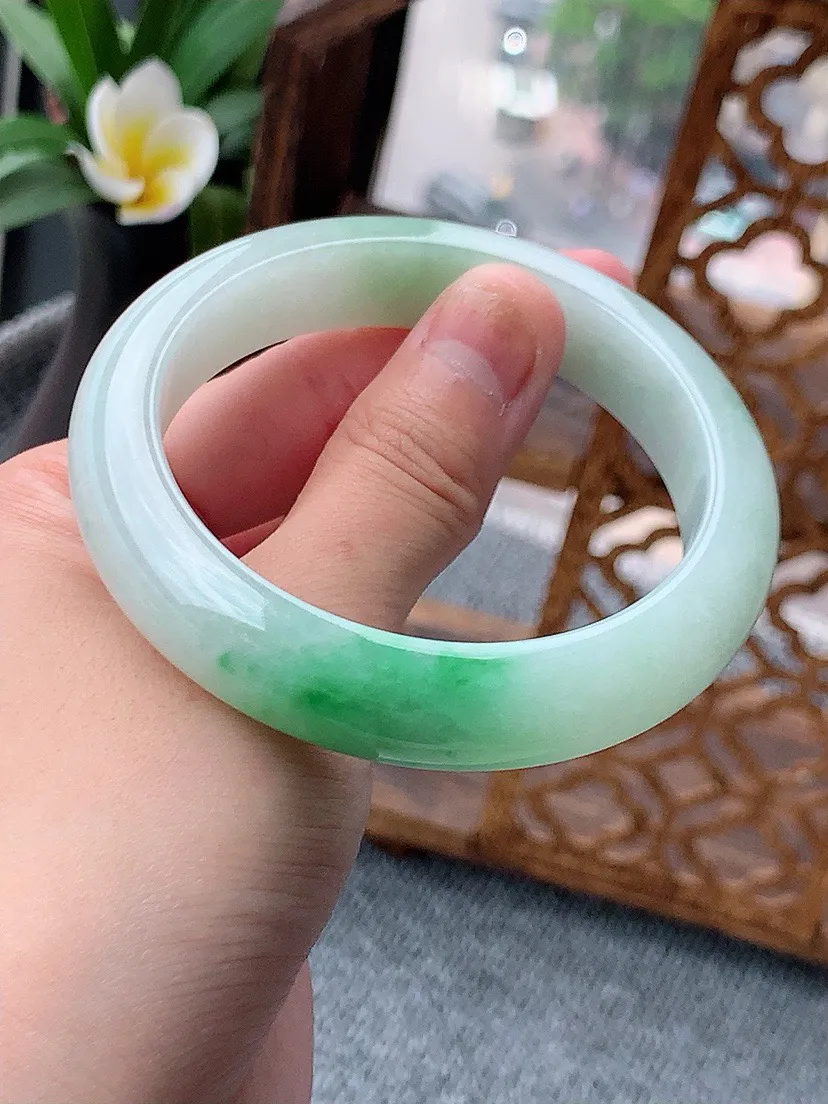 a货翡翠老坑飘绿正装正圈手镯57-58圈口  尺寸57×12.7×8.6mm 重量66.03g 0622