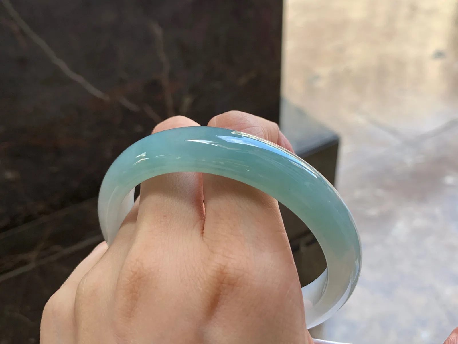 大圈手镯
细腻水润 61/13.2/8.2mm