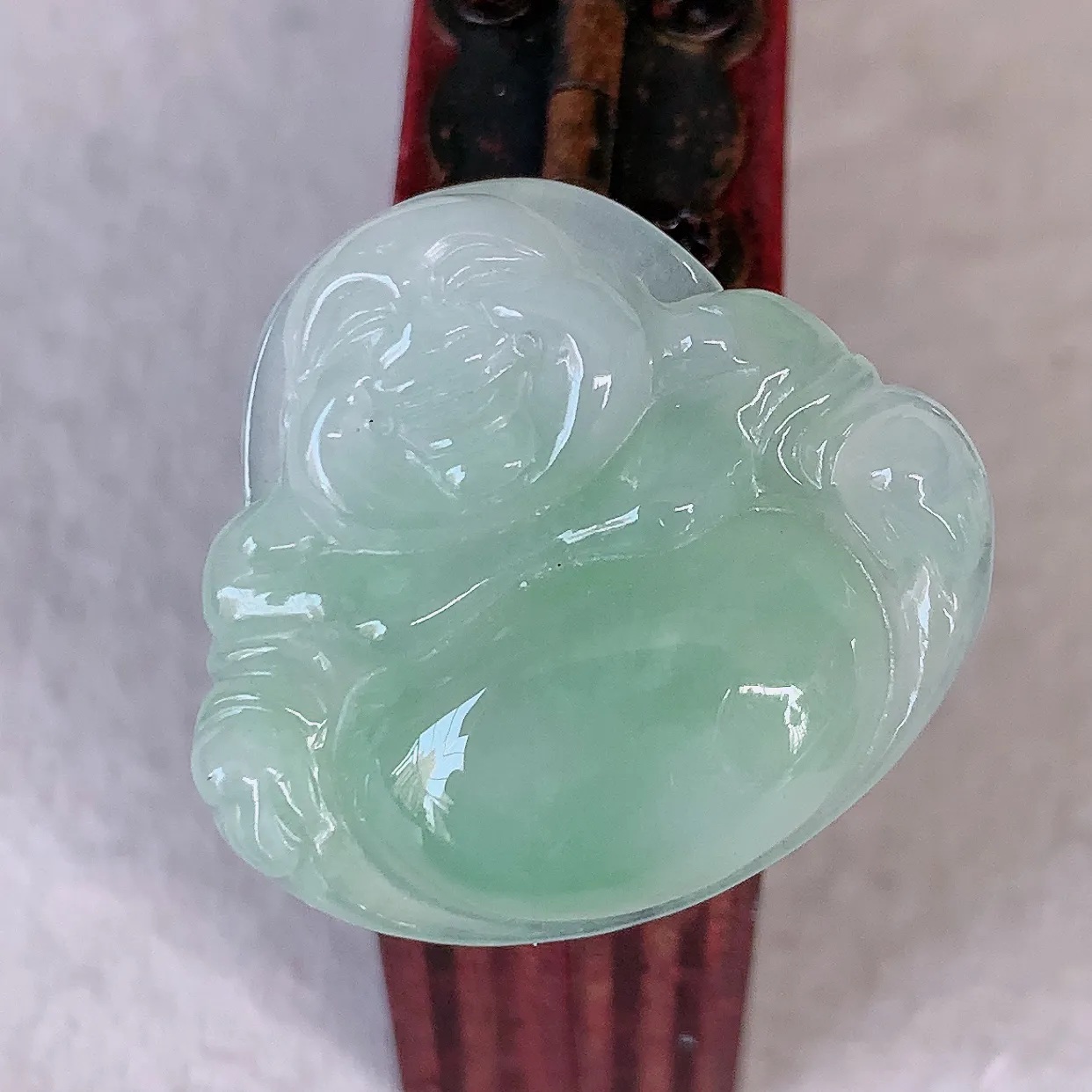 自然光实拍，冰润飘绿佛公吊坠，翡翠开心笑佛，种老水足，颜色漂亮，立体饱满圆润，佩戴效果赞#57.5