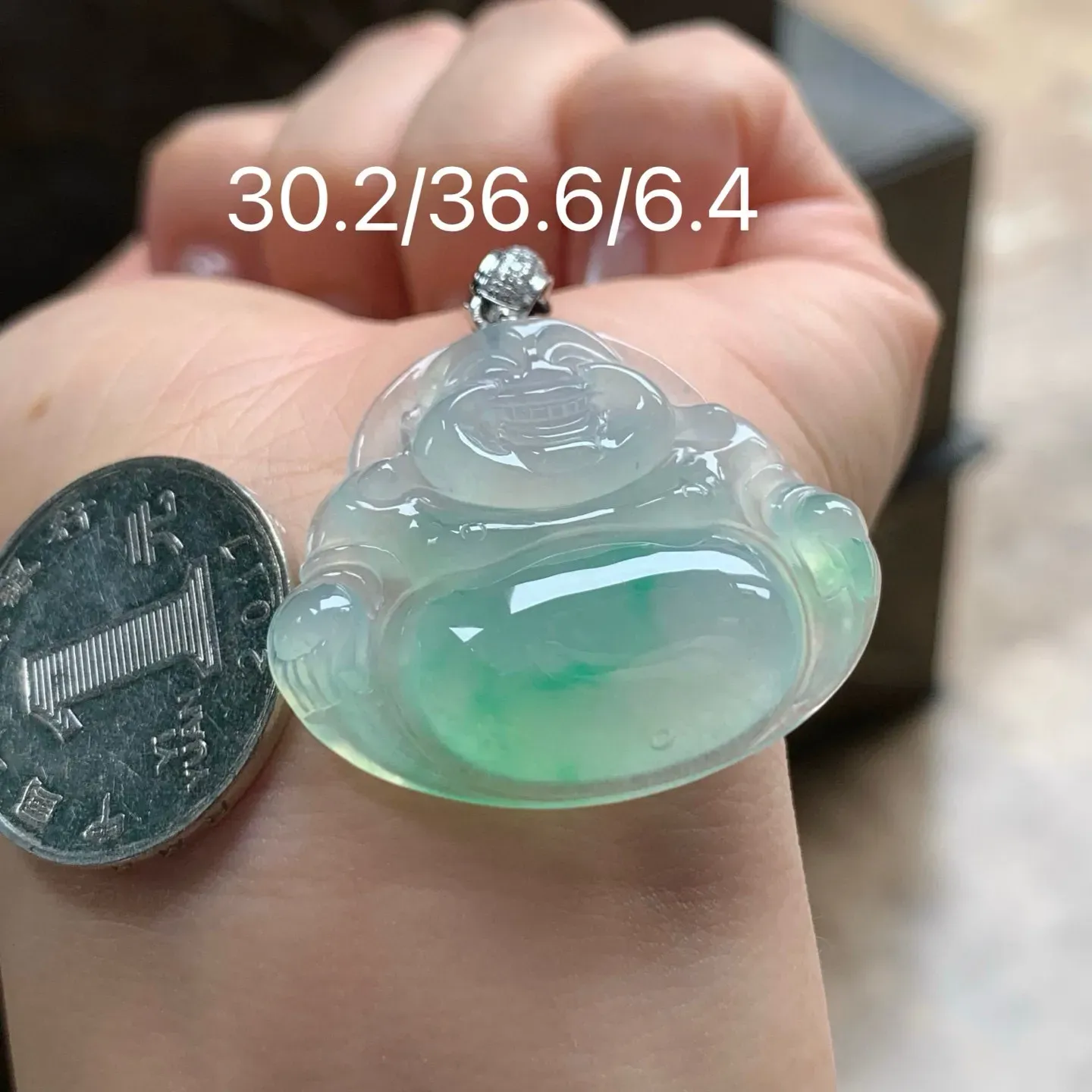 冰种带色坐佛
颜色漂亮 种好 金扣