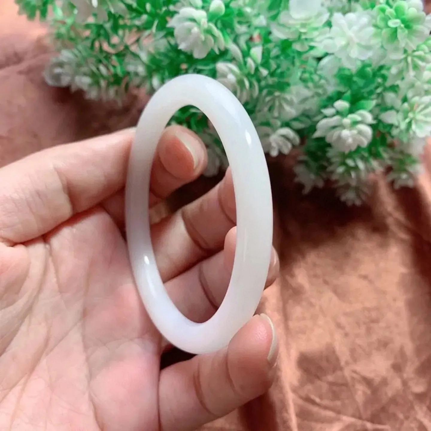 和田玉56.5圈口羊脂白圆条手镯，白度一级，细腻油润 ，底色纯净 脂粉好，品质高
