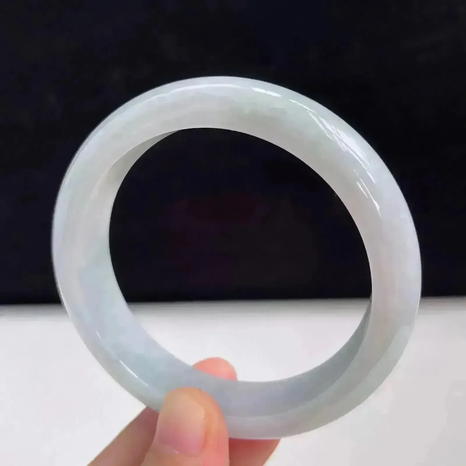 55mm自然光拍摄天然翡翠飘绿好种水正圈手镯 54.83克