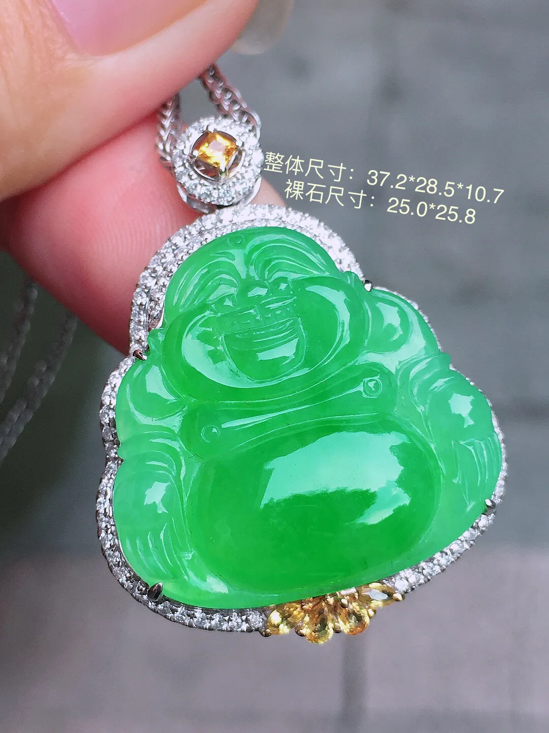 阳绿佛公吊坠，色泽均匀艳丽，玉质细腻，荧光感超
强，饱满圆润，气质满满。18k
金豪华镶嵌