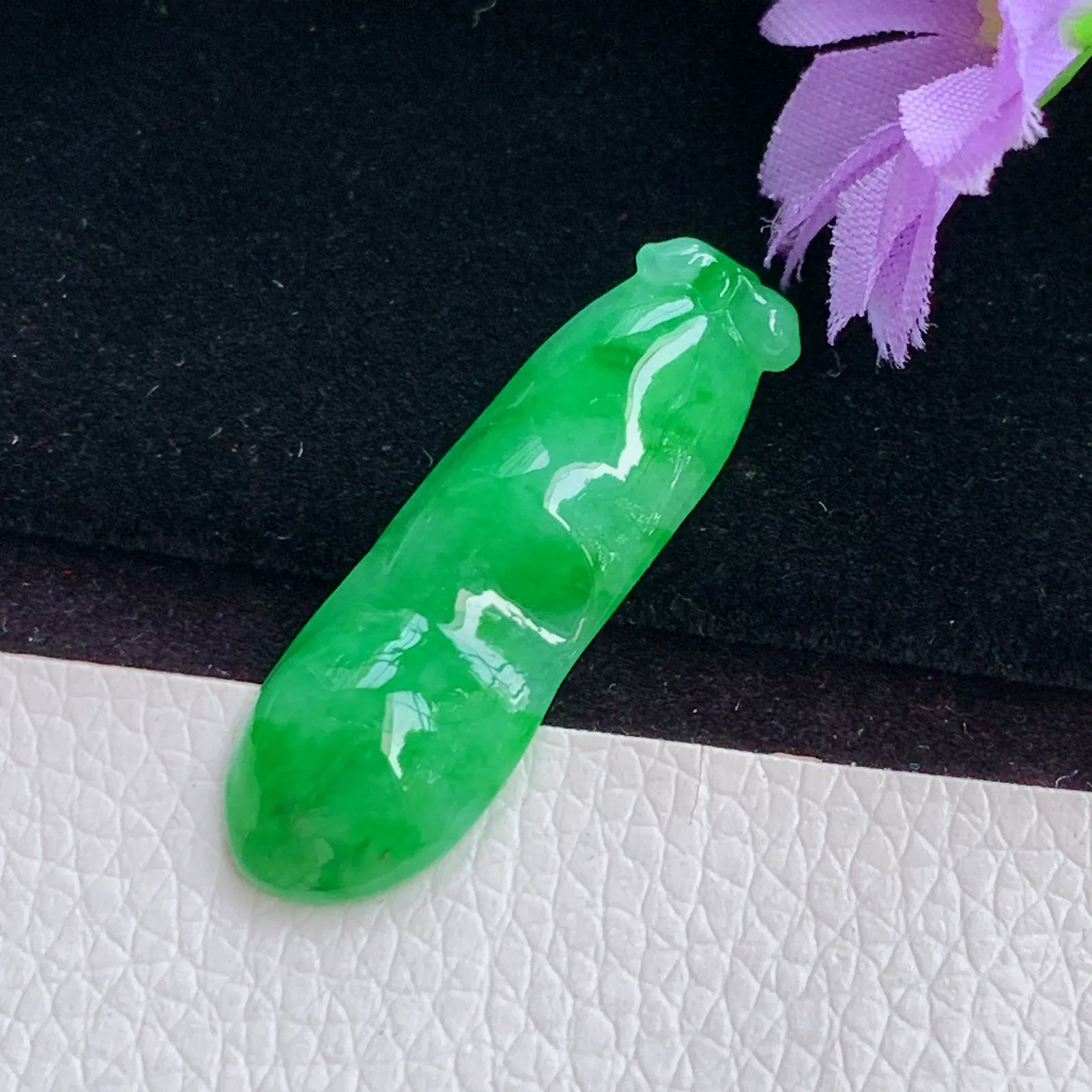 Lz实拍34.5*11.5*5.2翡翠A货精雕冰胶辣阳绿平安豆 福豆玉吊坠 暂未打孔