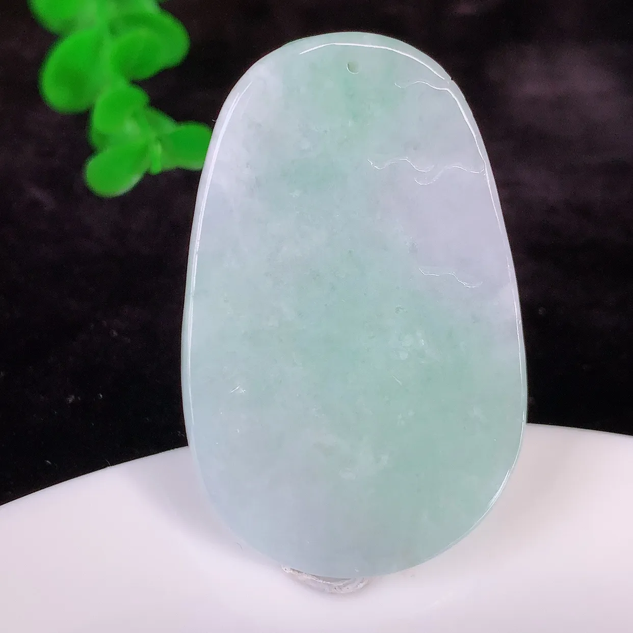 自然光实拍，冰润飘绿生肖鸡翡翠吊坠，种老水足，雕工精湛 ，寓意美好，佩戴时尚出众！#57.5