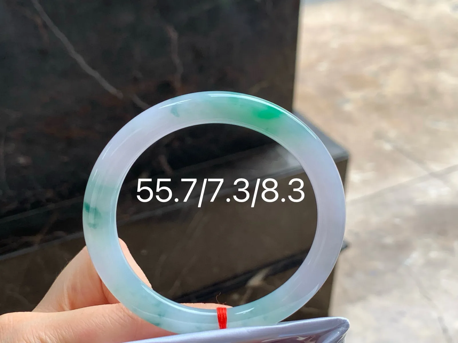 带色细圆条手镯
水润清爽 55.7/7.3/8.3mm