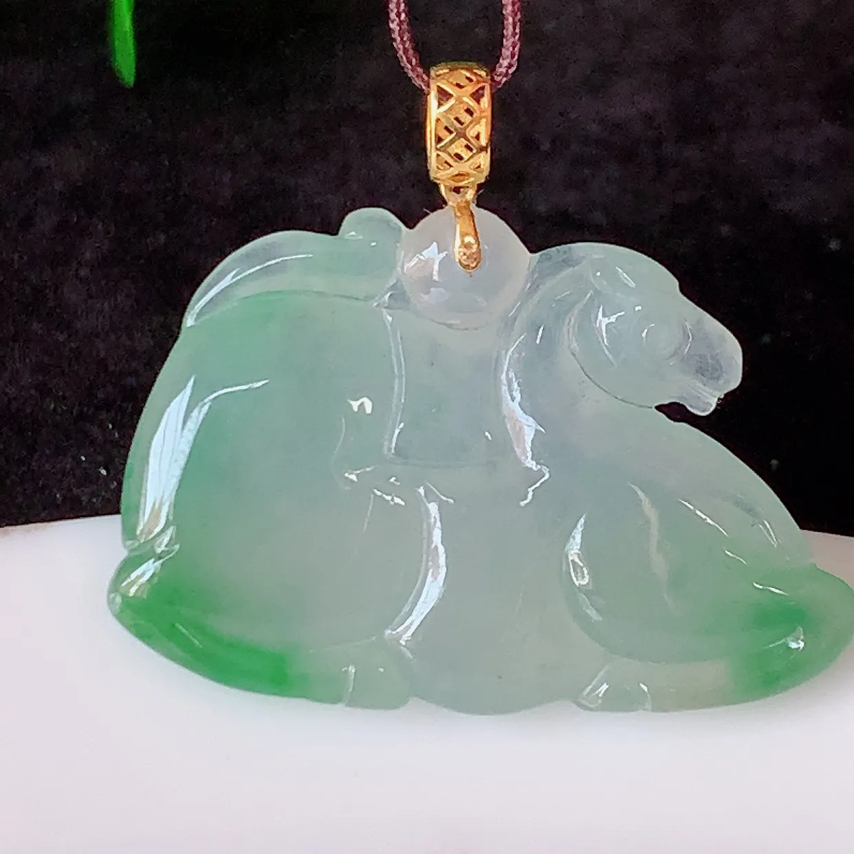 18k金镶嵌冰种飘花生肖马翡翠吊坠，沁人心脾，精致典雅的设计，为佩戴者，增添色彩，送礼自留都是佳品选择！#1.5