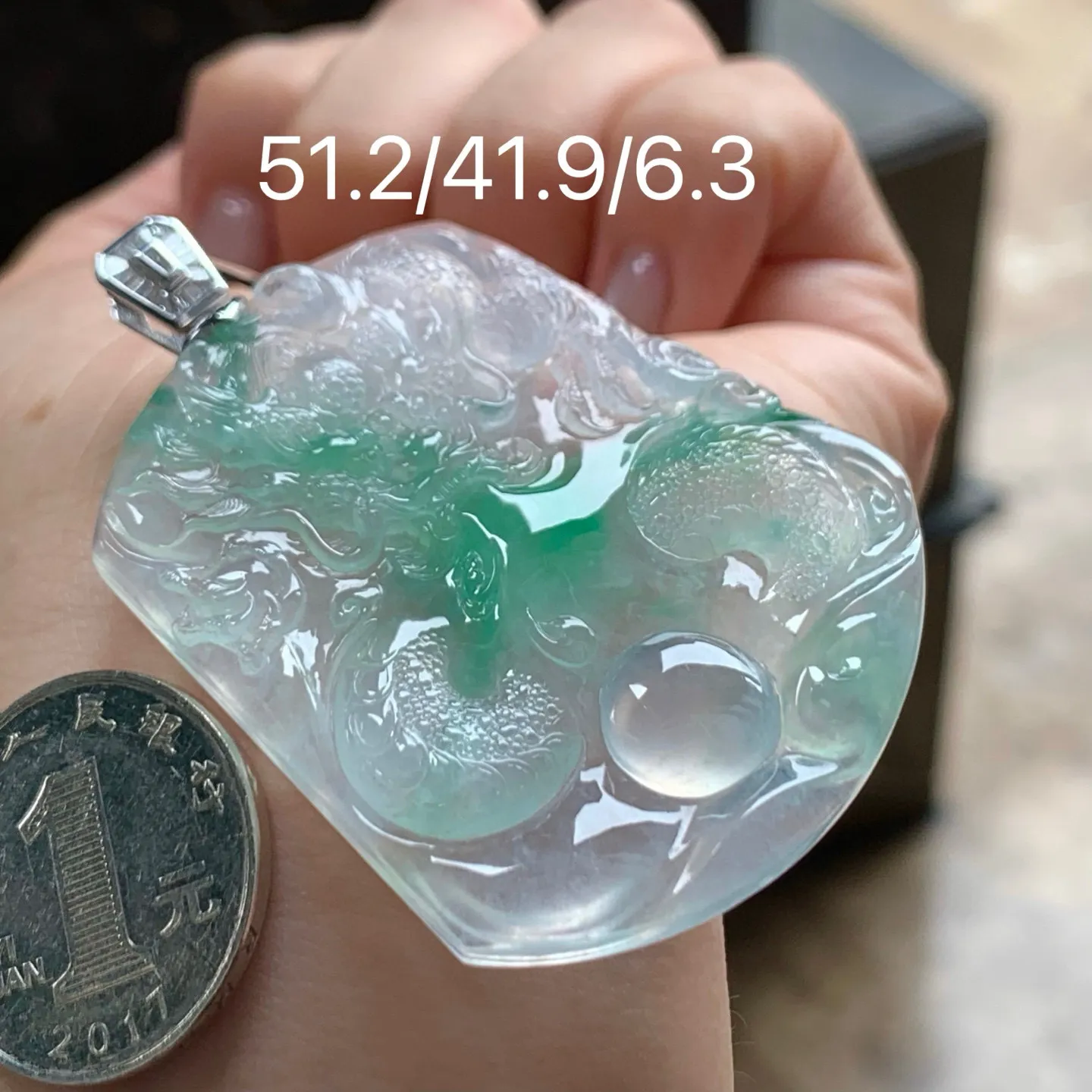 冰种色花龙牌
颜色漂亮 种老 金扣