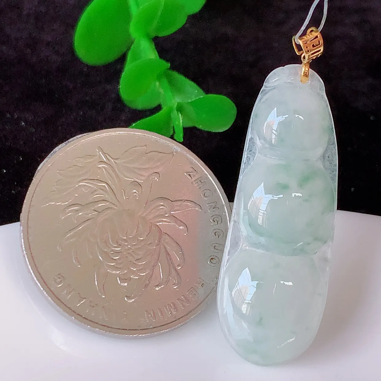 18K金镶嵌冰胶飘花四季豆吊坠，平安豆福豆翡翠玉坠，冰润通透，豆粒饱满，寓意：豆蔻年华！#49.5