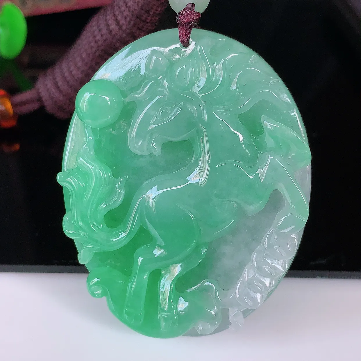 自然光实拍，冰润满绿翡翠生肖马上有钱吊坠，种老水足，雕工精湛 ，寓意美好，佩戴时尚出众！#46.5