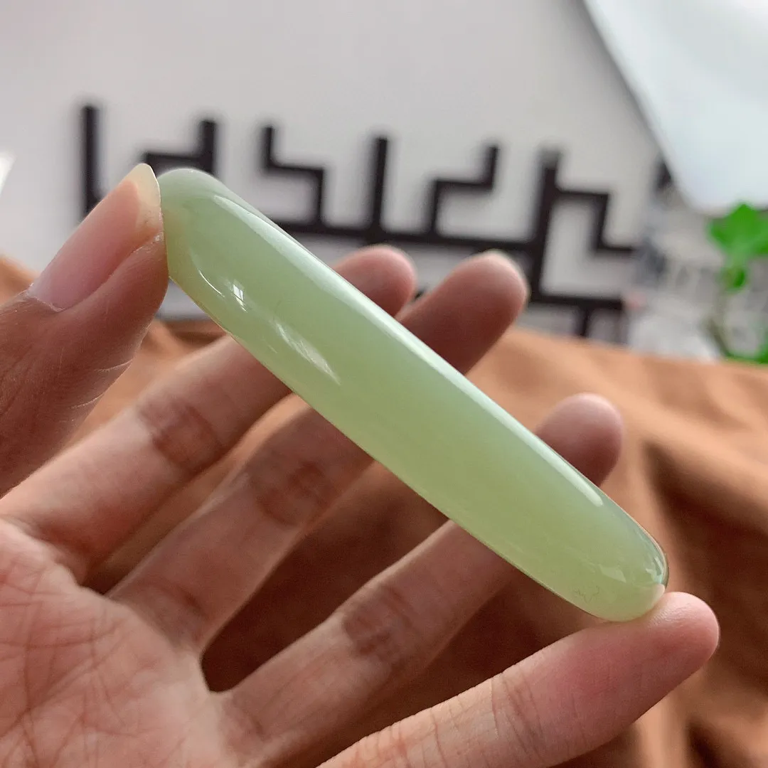 和田玉57圈口湖水绿圆条手镯，圈口57宽度11.5品质好，料子好