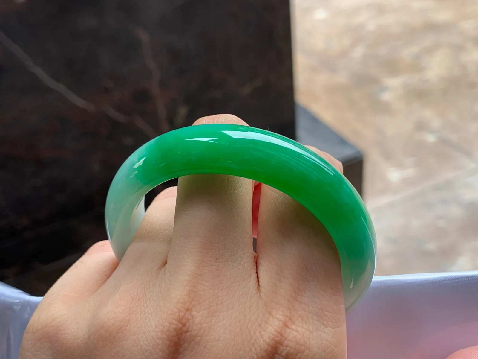 阳绿手镯
细腻51.1/13.1/7.8mm