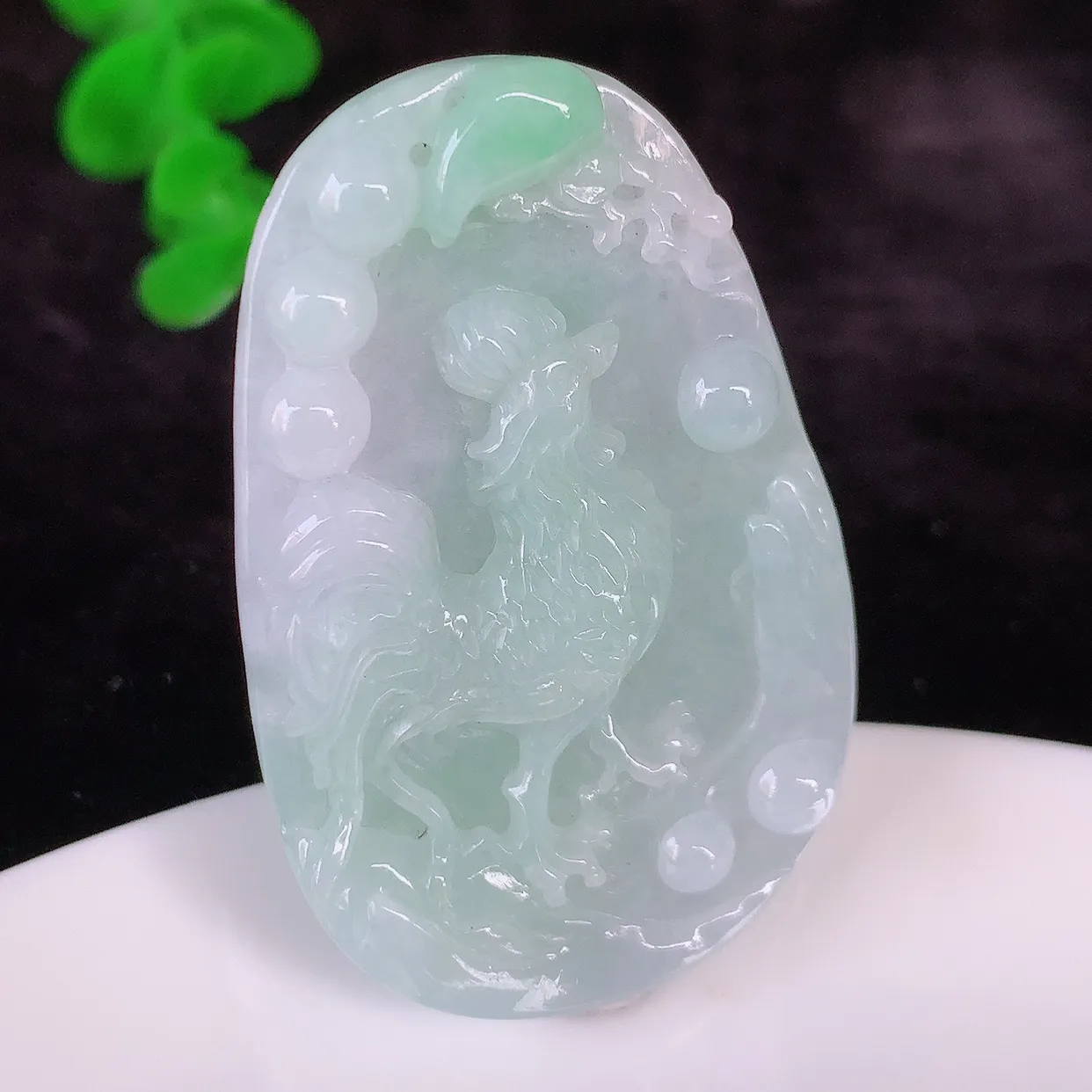 自然光实拍，冰润飘绿生肖鸡翡翠吊坠，种老水足，雕工精湛 ，寓意美好，佩戴时尚出众！#57.5