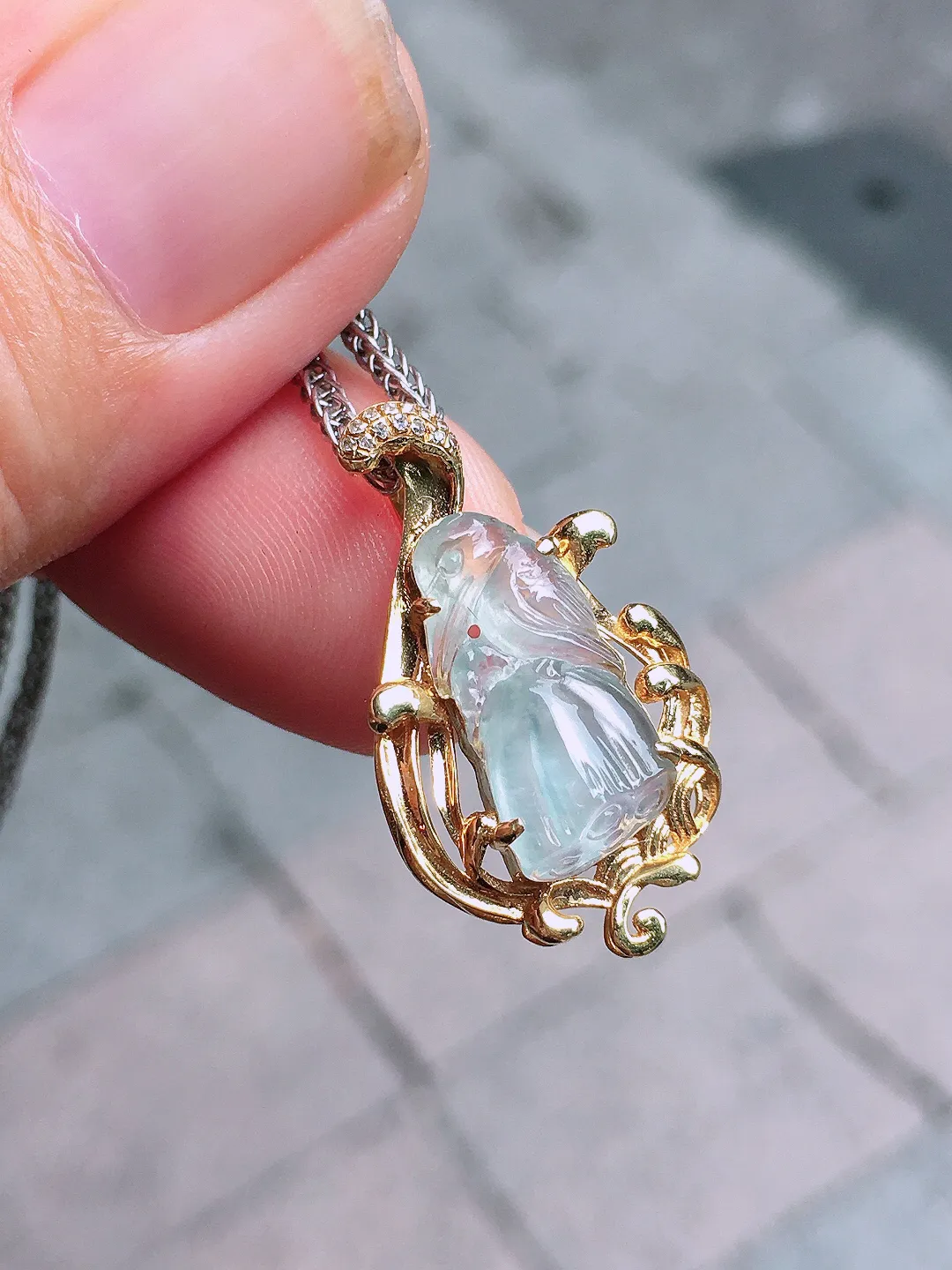 玻璃种【莲蓬】吊坠，玉质细腻，荧光感超
强，饱满圆润，气质满满。18k
金豪华镶嵌