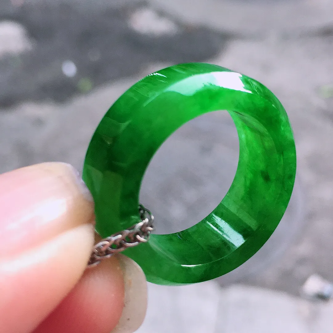 阳绿指环，色泽均匀艳丽，玉质细腻，荧光感超
强，饱满圆润，气质满满。