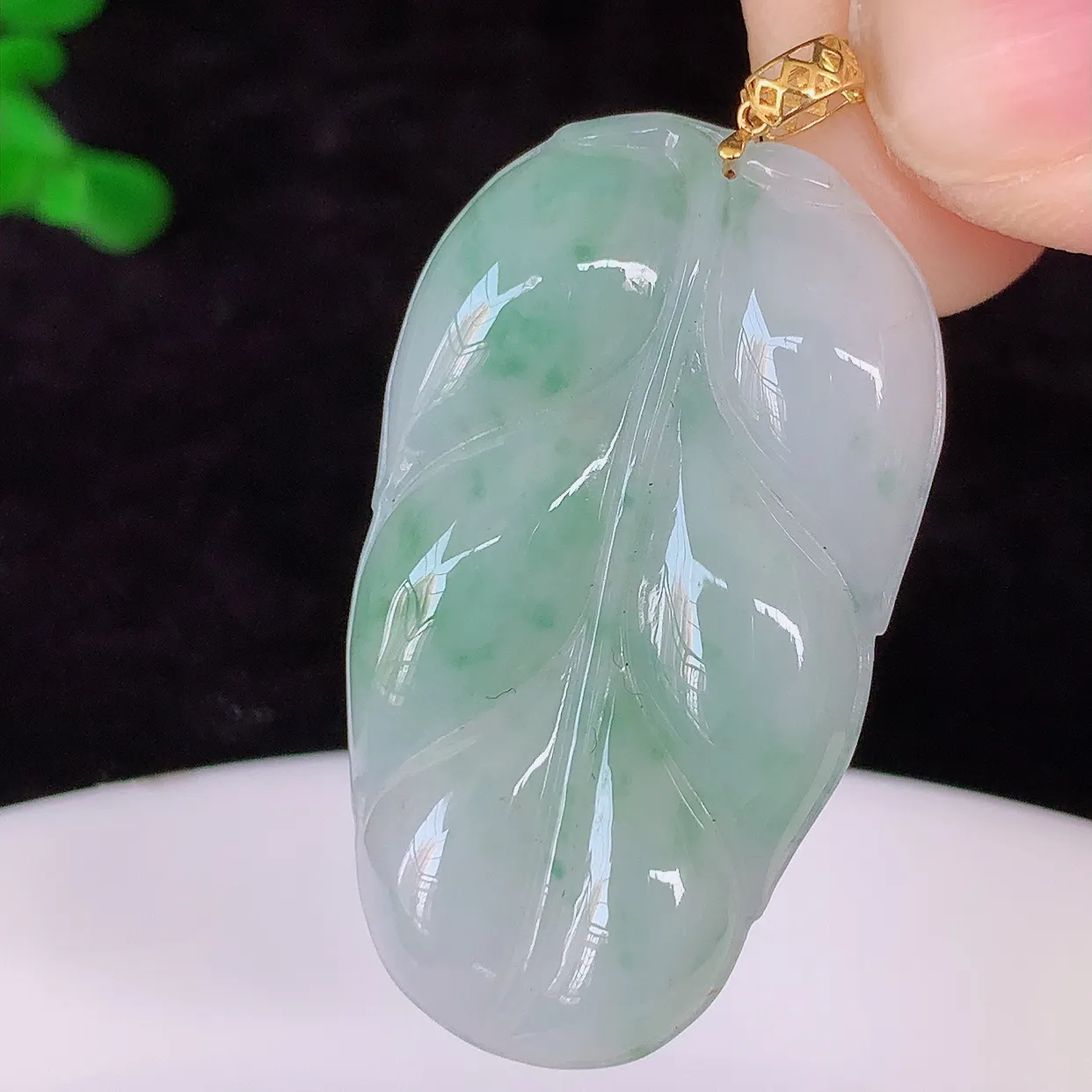 18K金镶嵌冰胶飘花叶子翡翠吊坠 ，种水足，色泽清新，工艺精湛，叶子寓意美好；金枝玉叶，事业有成。#