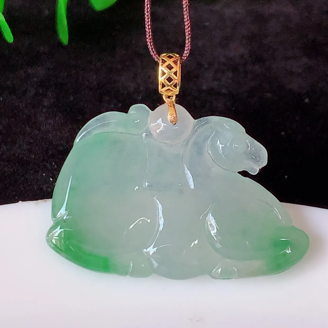 18k金镶嵌冰种飘花生肖马翡翠吊坠，沁人心脾，精致典雅的设计，为佩戴者，增添色彩，送礼自留都是佳品选择！#1.5