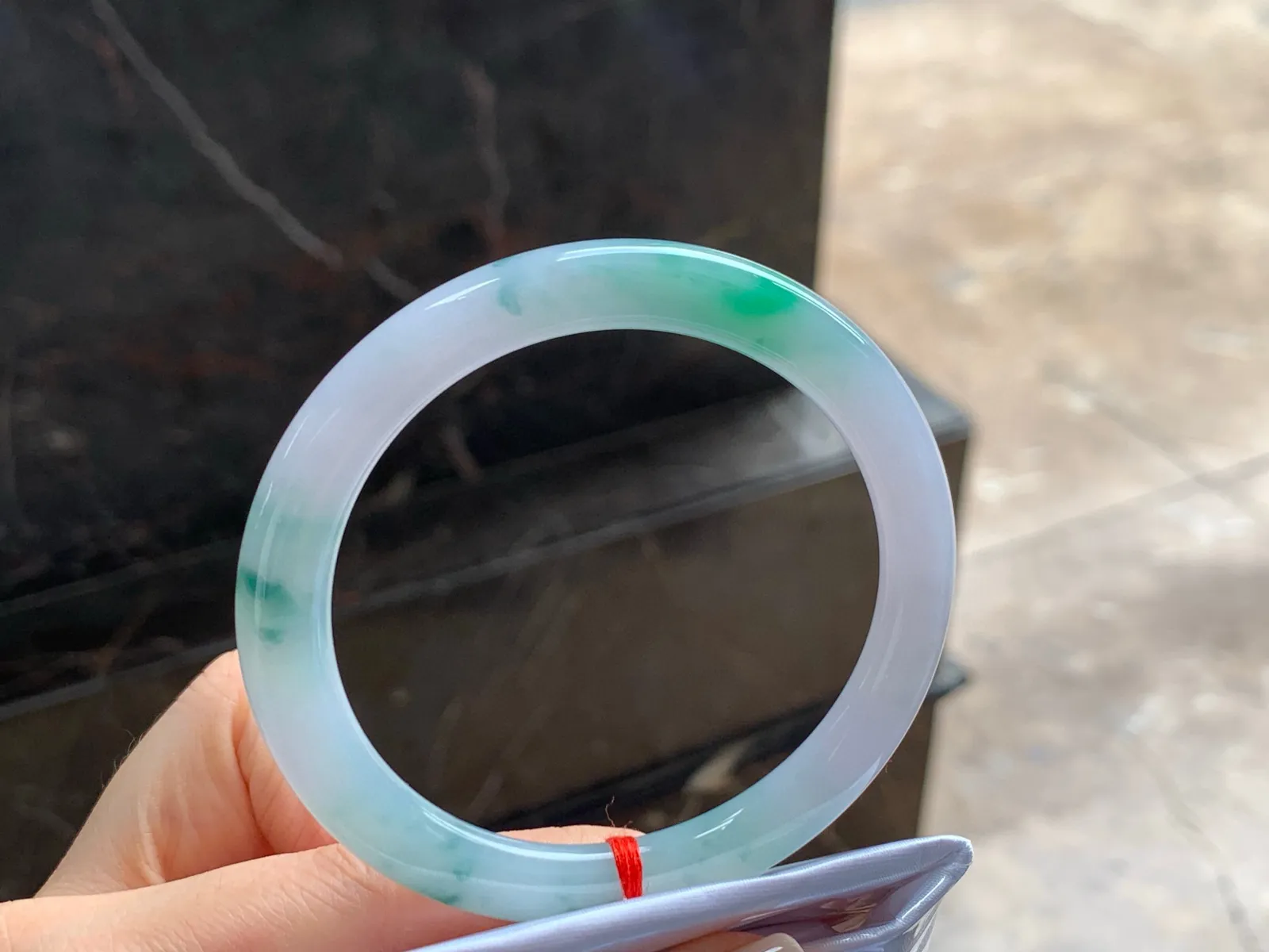 带色细圆条手镯
水润清爽 55.7/7.3/8.3mm