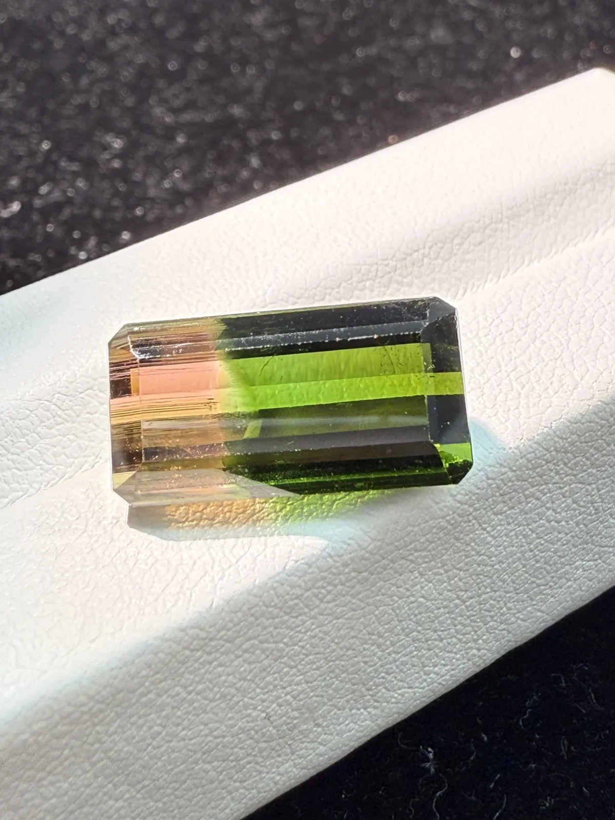 10.59ct天然老料西瓜碧玺裸石，尺寸17*9*7.3 毫米，色彩分明，颜色美艳 ，晶体通透，火彩