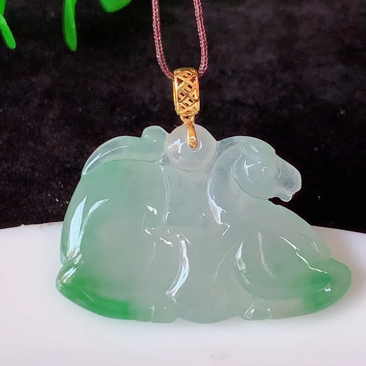 18k金镶嵌冰种飘花生肖马翡翠吊坠，沁人心脾，精致典雅的设计，为佩戴者，增添色彩，送礼自留都是佳品选择！#1.5