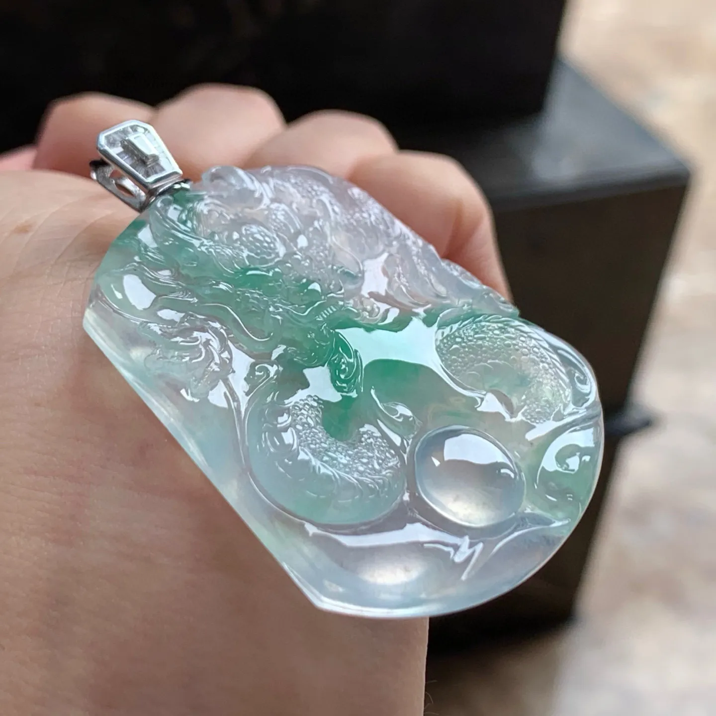 冰种色花龙牌
颜色漂亮 种老 金扣