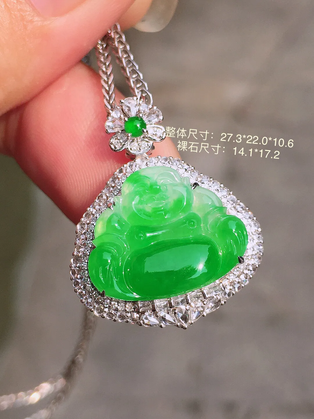 飘绿佛公吊坠，色泽艳丽，玉质细腻，荧光感超
强，饱满圆润，气质满满。18k
金豪华镶嵌