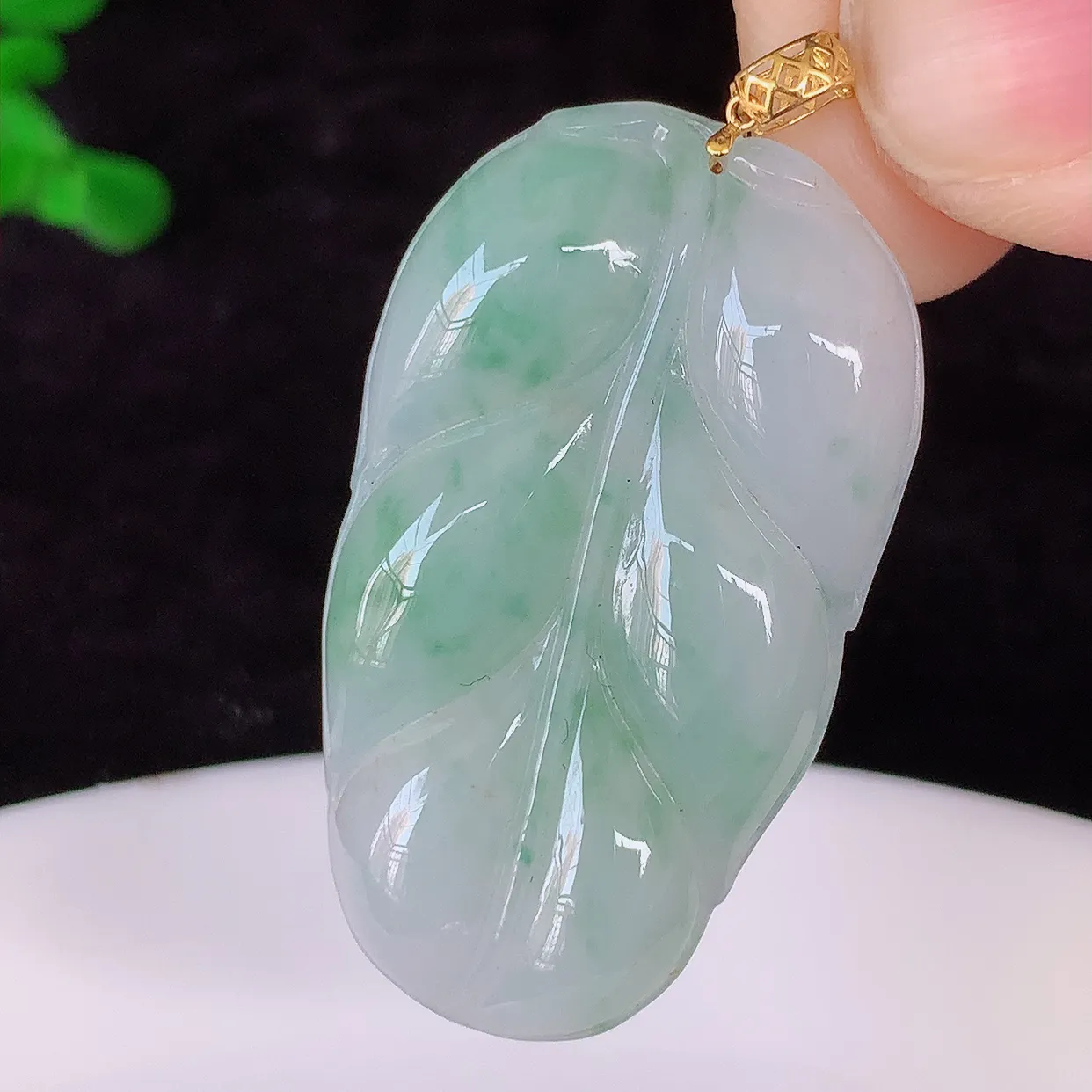 18K金镶嵌冰胶飘花叶子翡翠吊坠 ，种水足，色泽清新，工艺精湛，叶子寓意美好；金枝玉叶，事业有成。#00.5