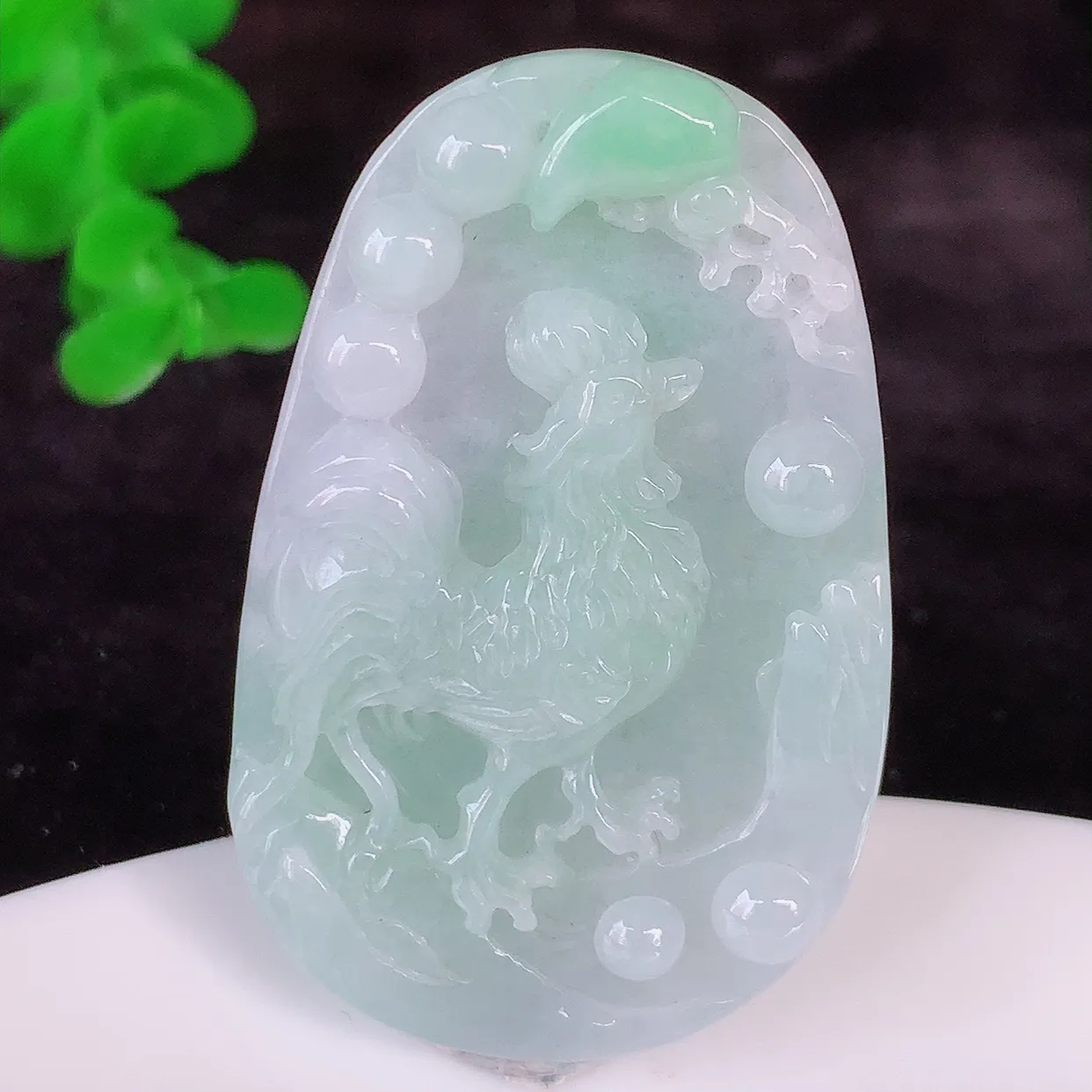 自然光实拍，冰润飘绿生肖鸡翡翠吊坠，种老水足，雕工精湛 ，寓意美好，佩戴时尚出众！#57.5