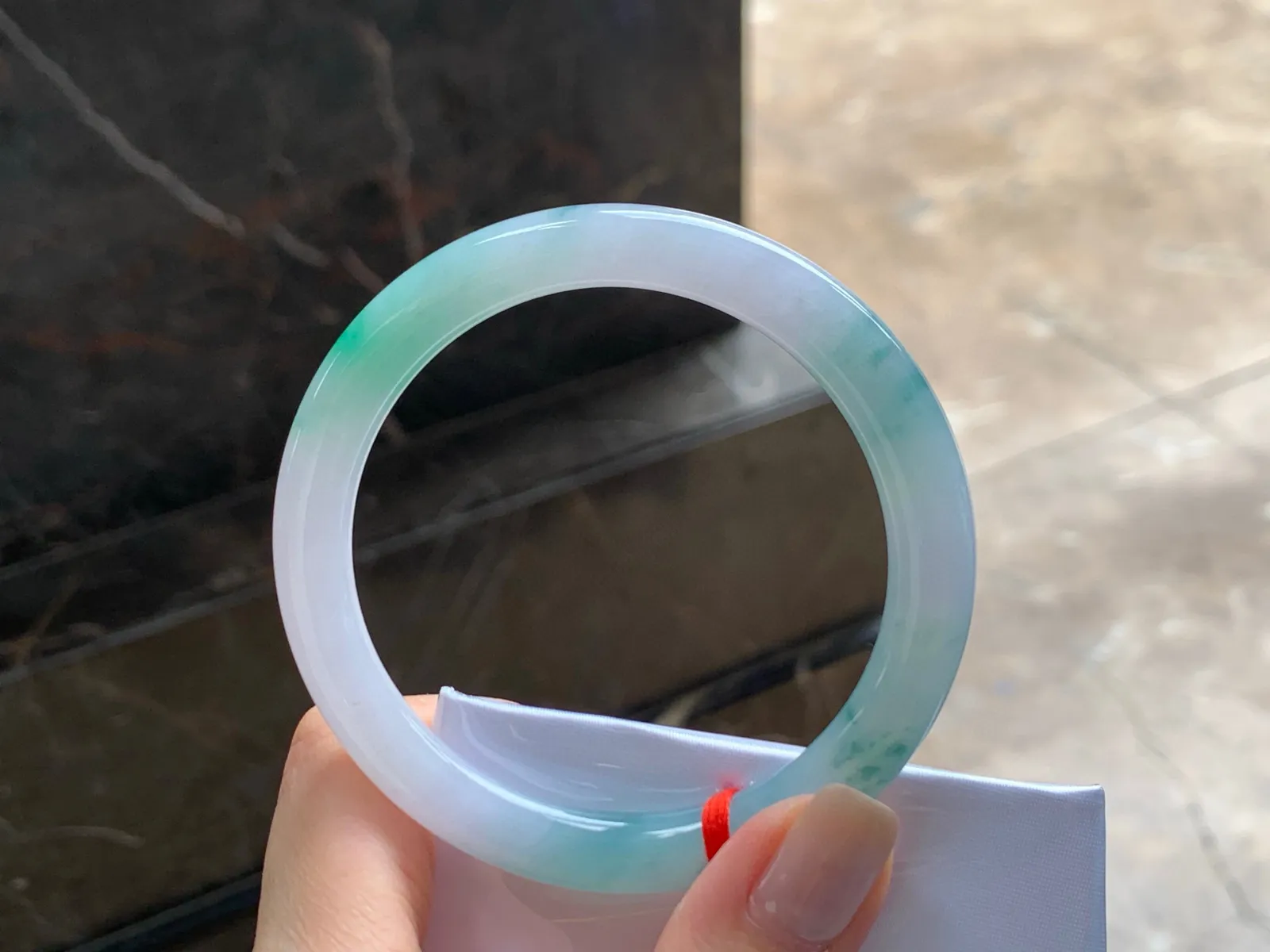 带色细圆条手镯
水润清爽 55.7/7.3/8.3mm