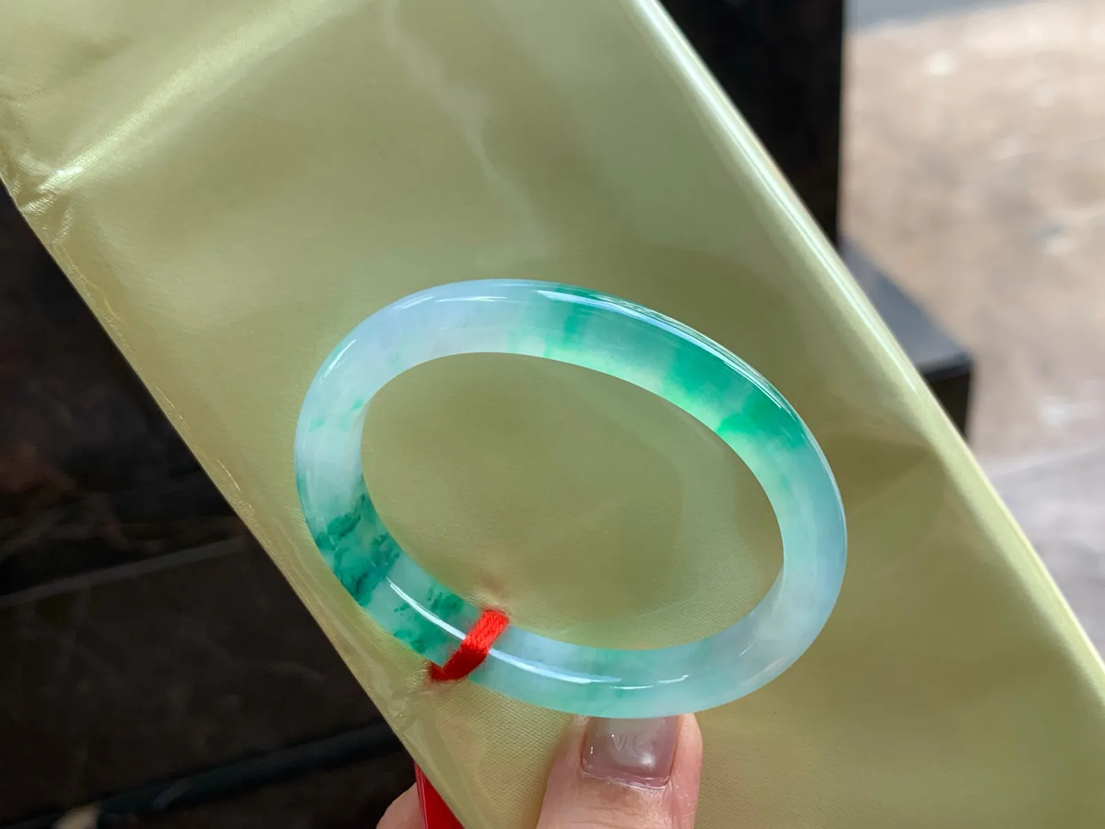 冰种阳绿贵妃镯
种老53/8.2/7.3mm