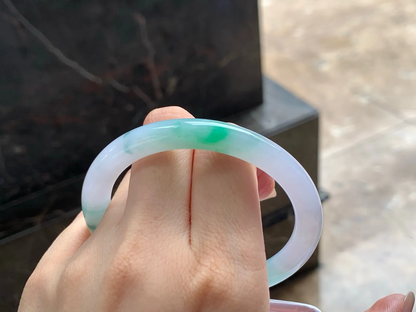 带色细圆条手镯
水润清爽 55.7/7.3/8.3mm