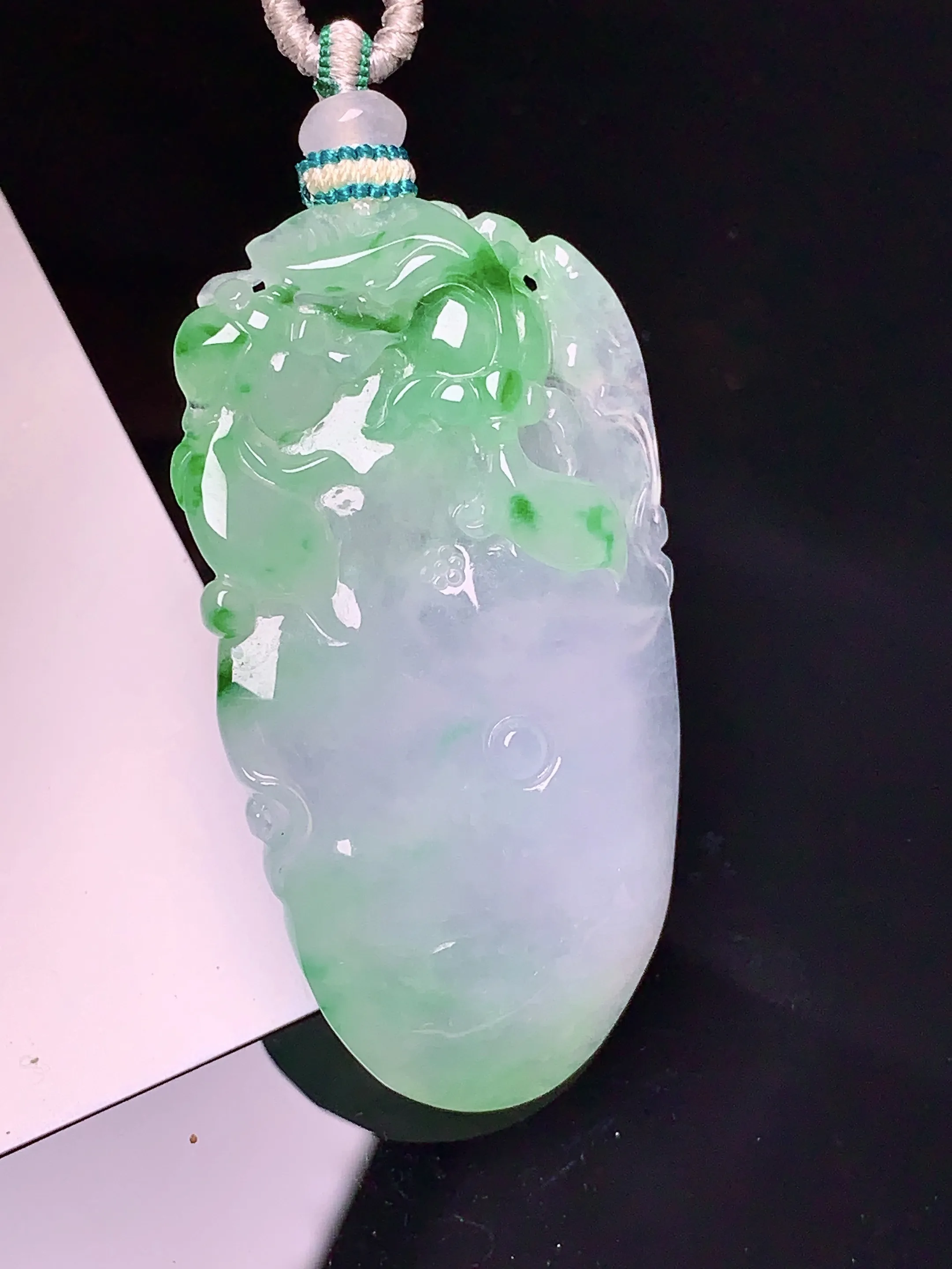 飘绿荷花吊坠 玉质细腻 色泽艳丽 整体尺寸45.8*25.6*7.7