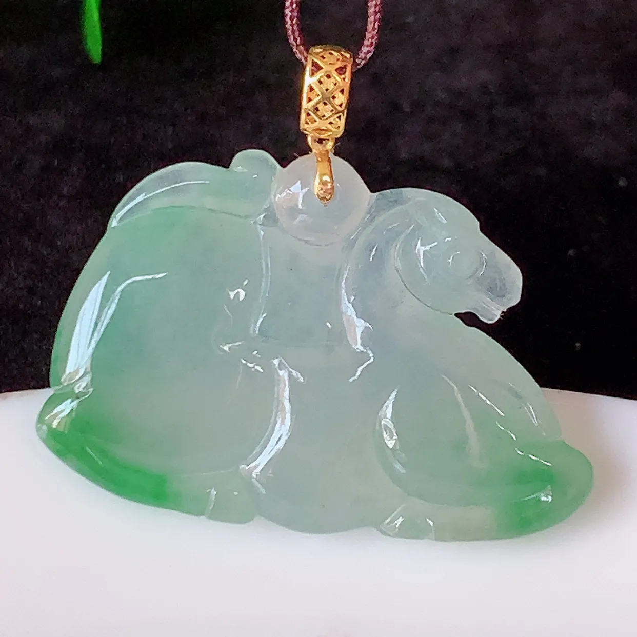 18k金镶嵌冰种飘花生肖马翡翠吊坠，沁人心脾，精致典雅的设计，为佩戴者，增添色彩，送礼自留都是佳品选